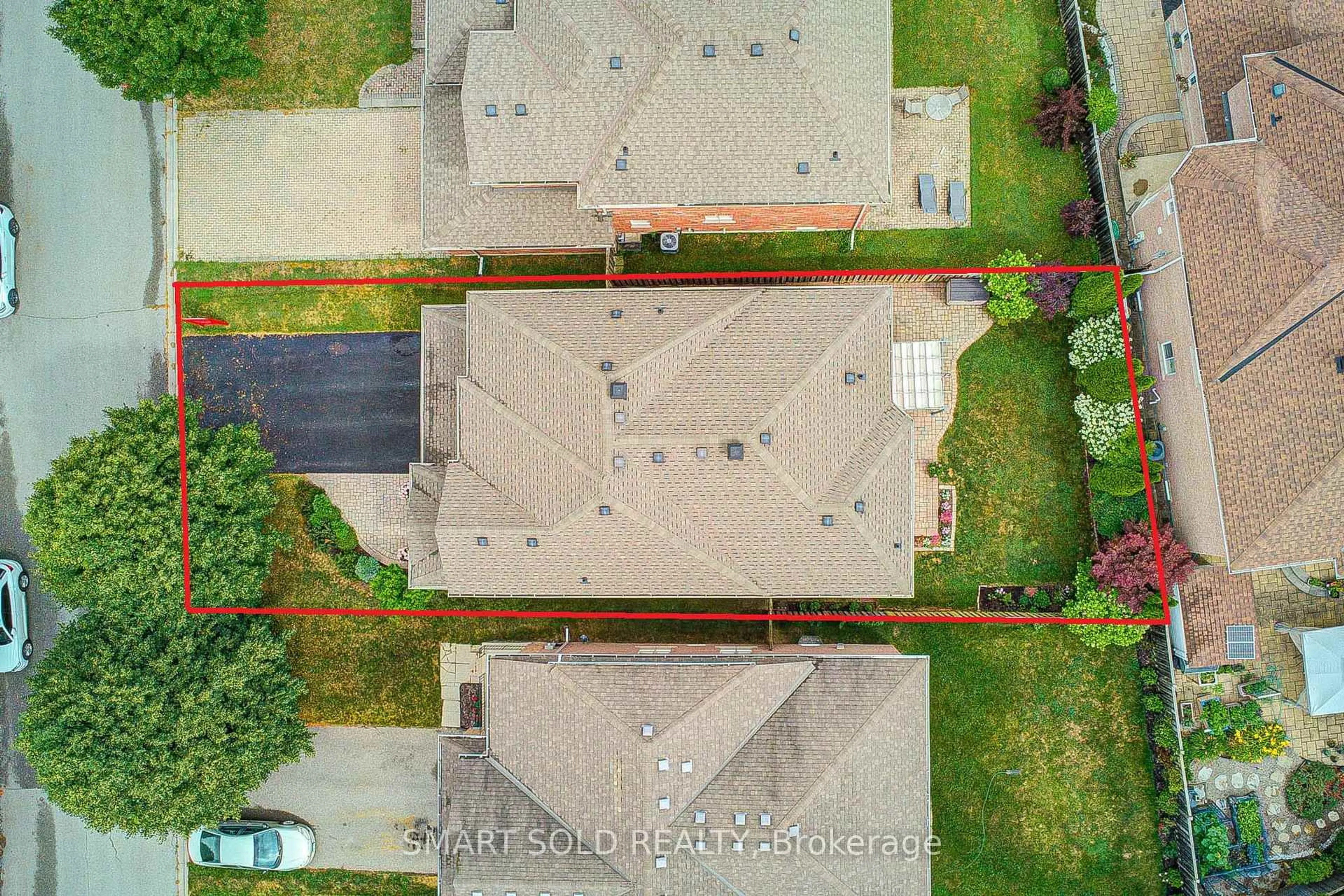 A pic from outside/outdoor area/front of a property/back of a property/a pic from drone, street for 23 Abilene Crt, Richmond Hill Ontario L4C 0S5