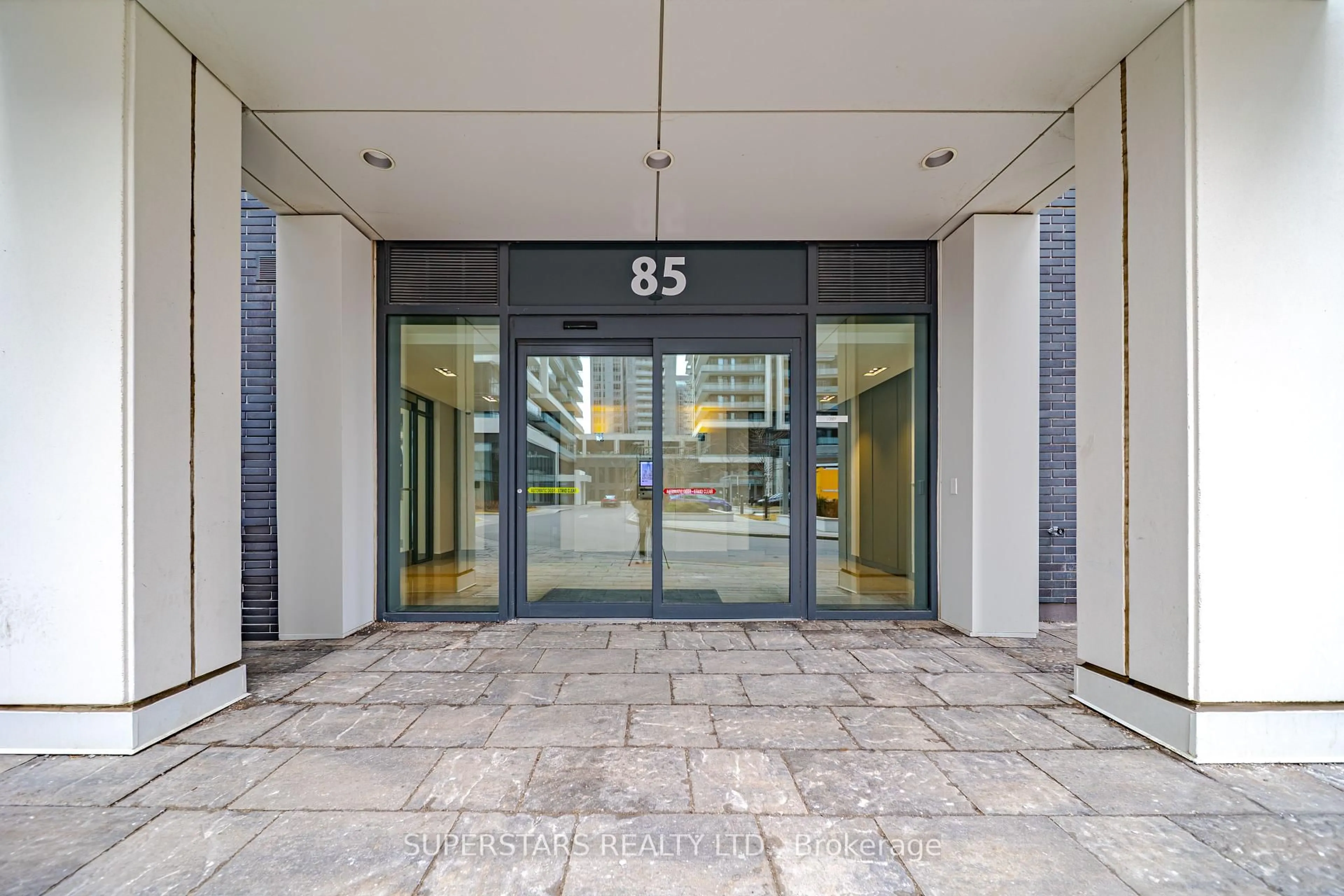 Indoor foyer for 85 Oneida Cres ##407, Richmond Hill Ontario L4B 0H4