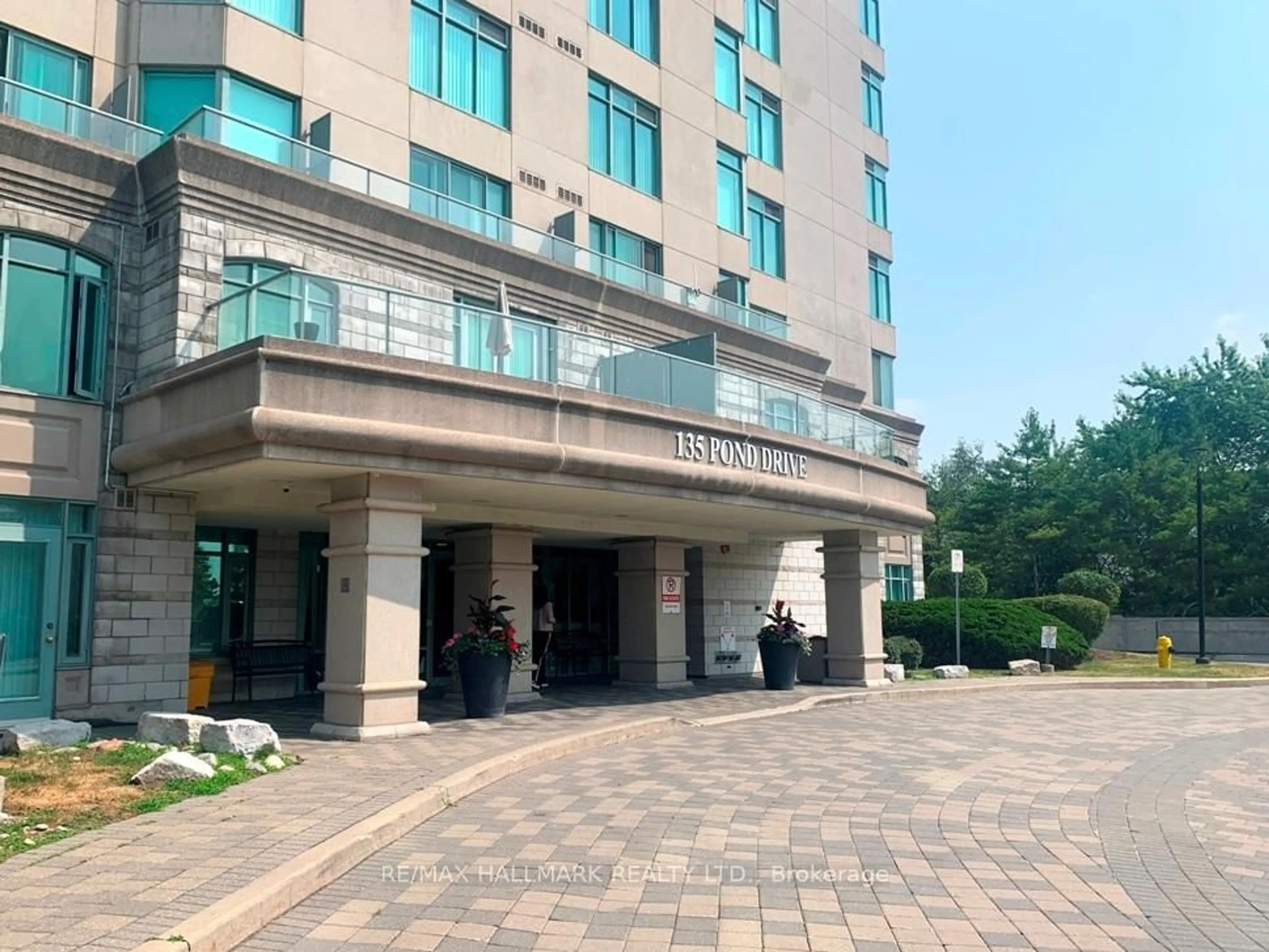 Indoor foyer for 135 Pond Dr #1110, Markham Ontario L3T 7V6