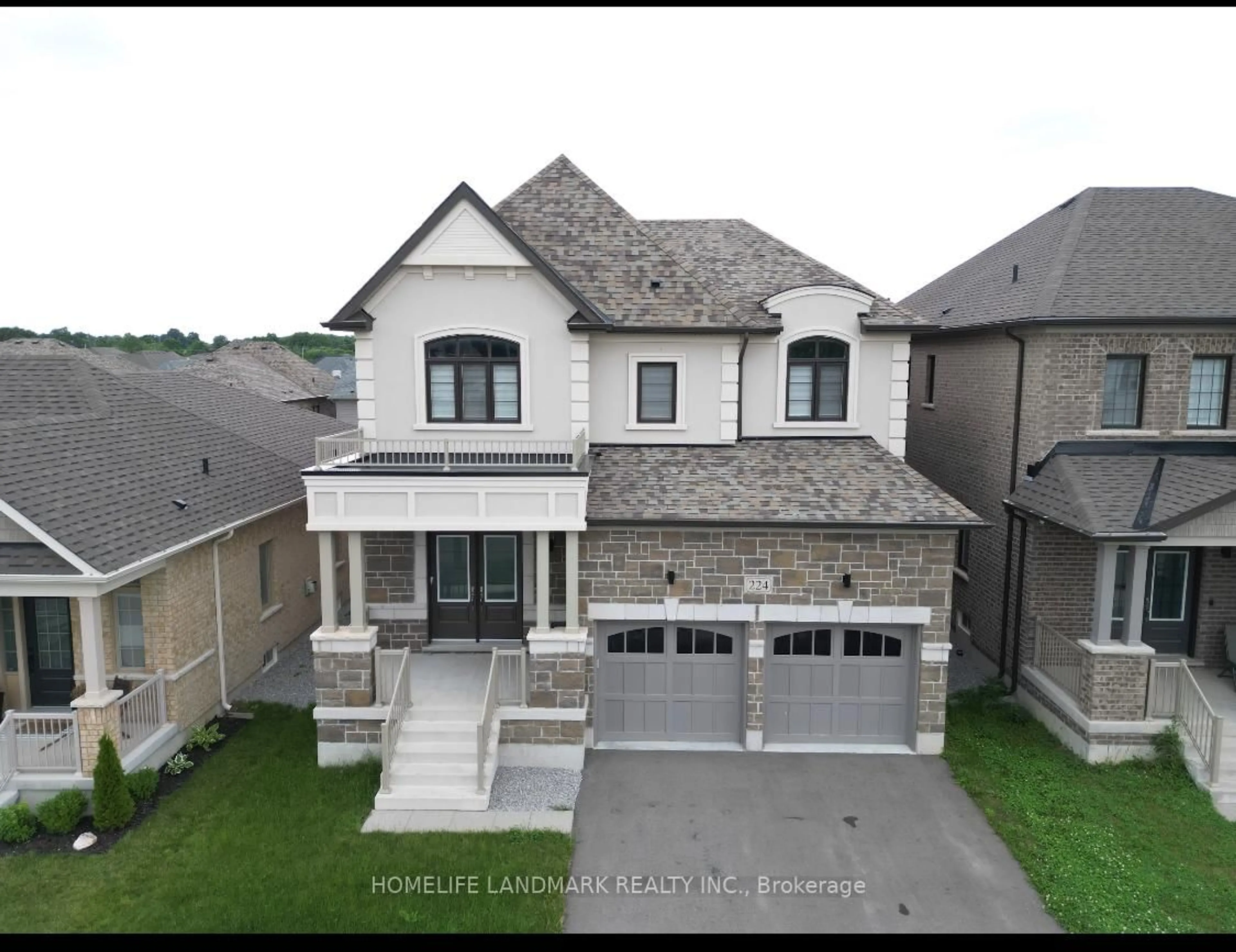 A pic from outside/outdoor area/front of a property/back of a property/a pic from drone, street for 224 Danny Wheeler Blvd, Georgina Ontario L4P 0J8