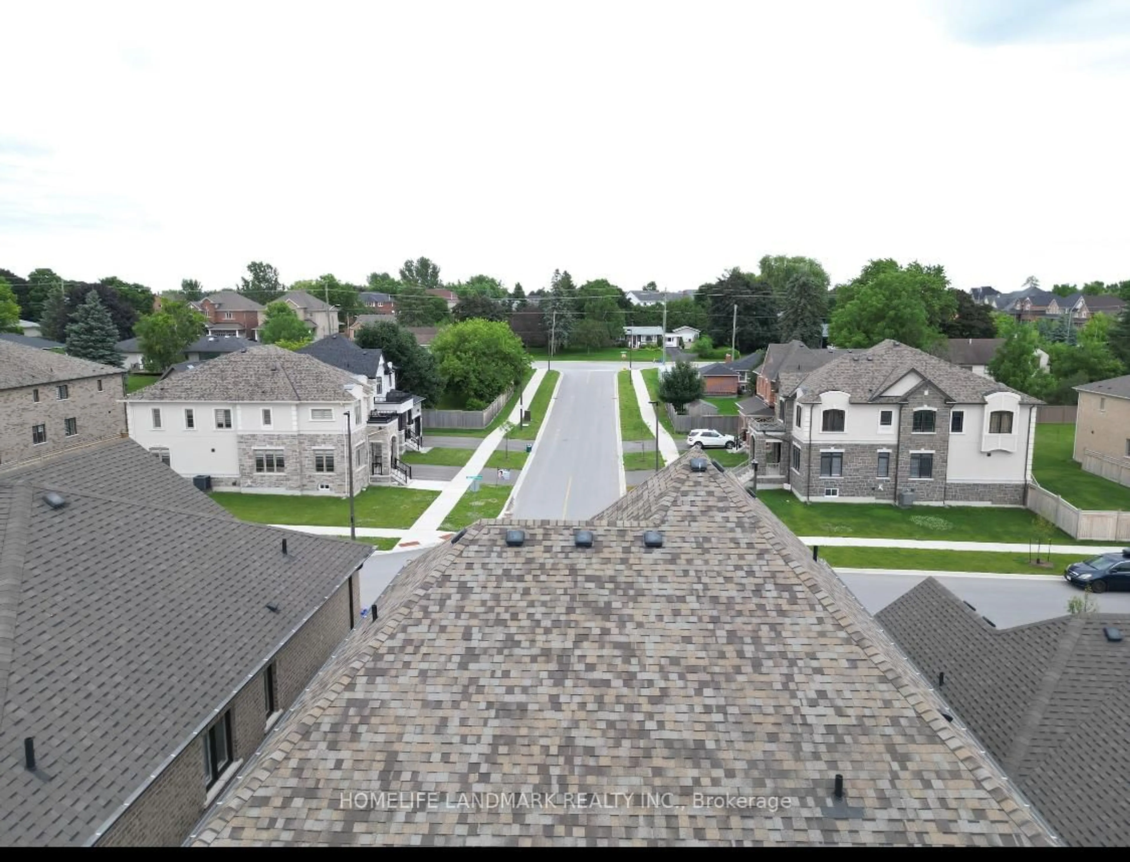 A pic from outside/outdoor area/front of a property/back of a property/a pic from drone, street for 224 Danny Wheeler Blvd, Georgina Ontario L4P 0J8