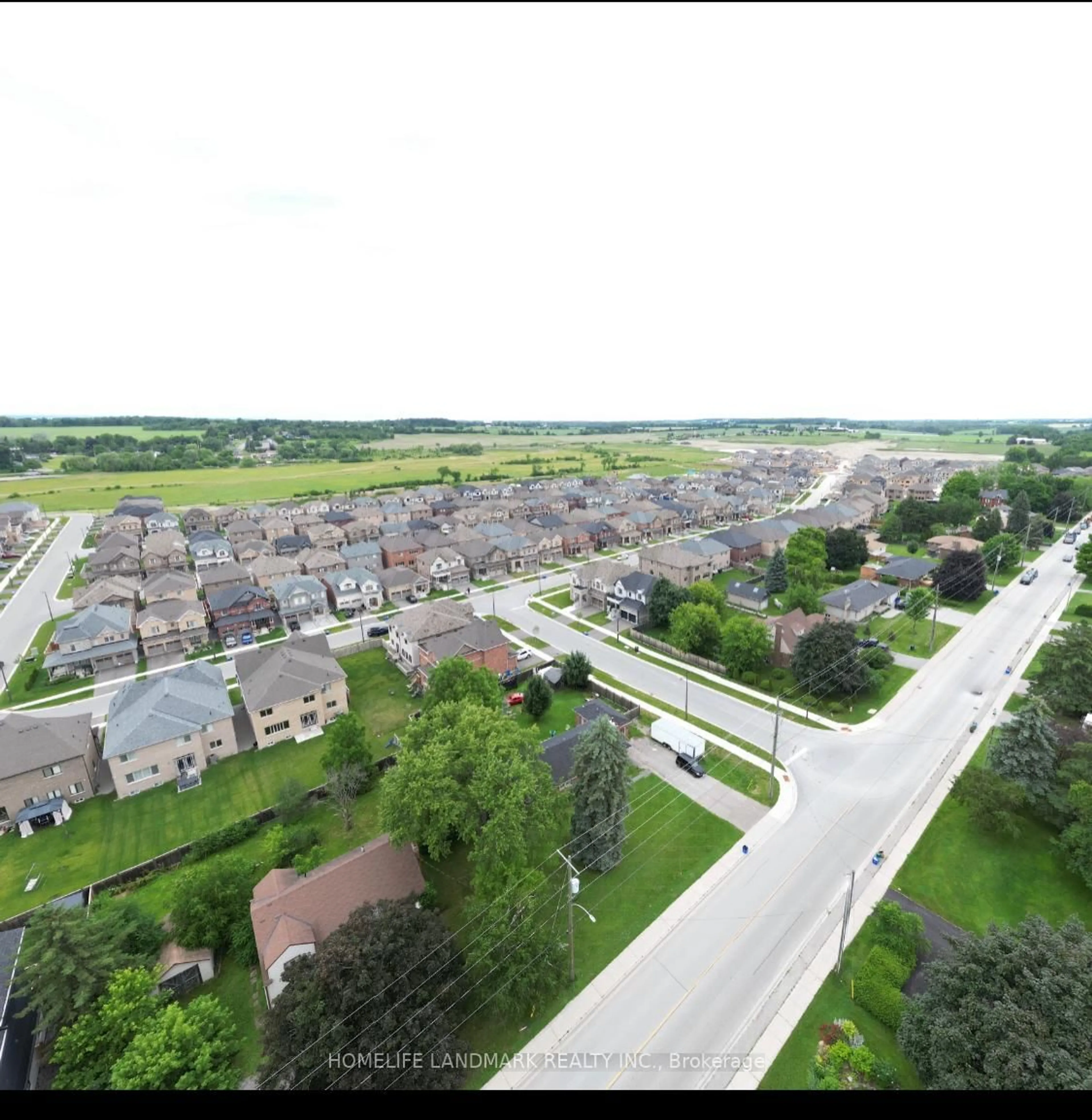 A pic from outside/outdoor area/front of a property/back of a property/a pic from drone, street for 224 Danny Wheeler Blvd, Georgina Ontario L4P 0J8