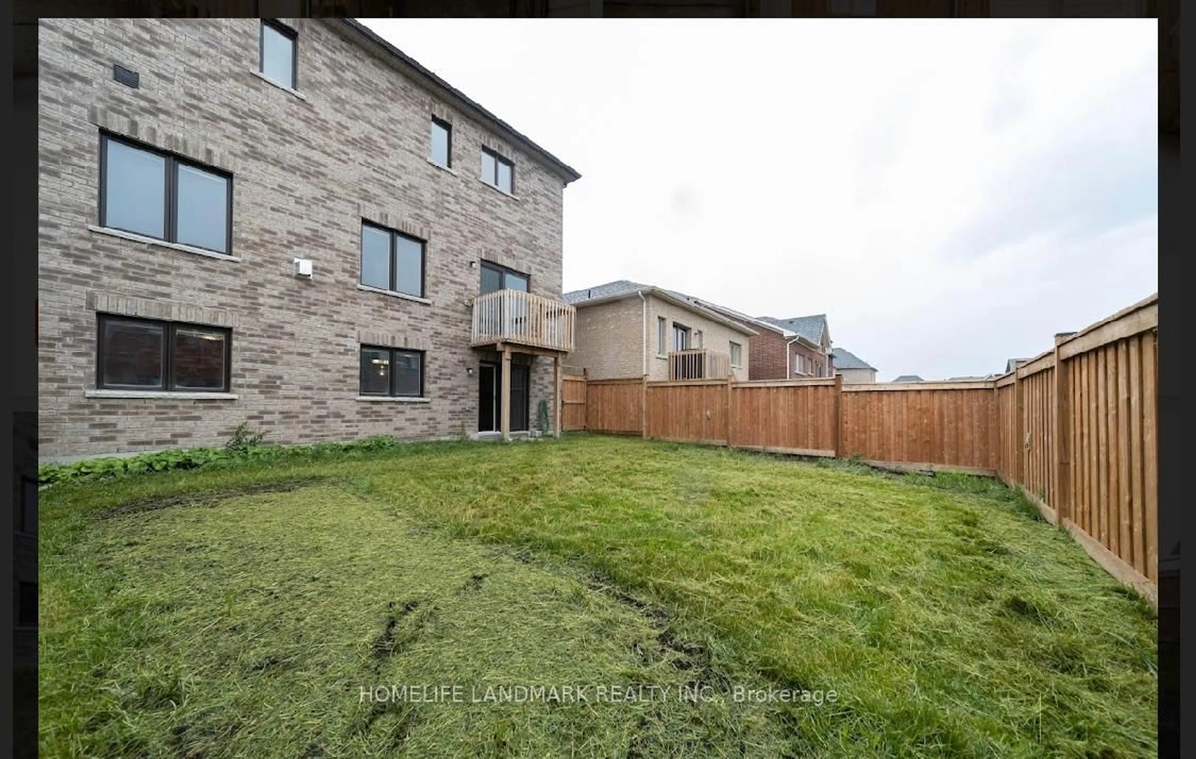 A pic from outside/outdoor area/front of a property/back of a property/a pic from drone, unknown for 224 Danny Wheeler Blvd, Georgina Ontario L4P 0J8
