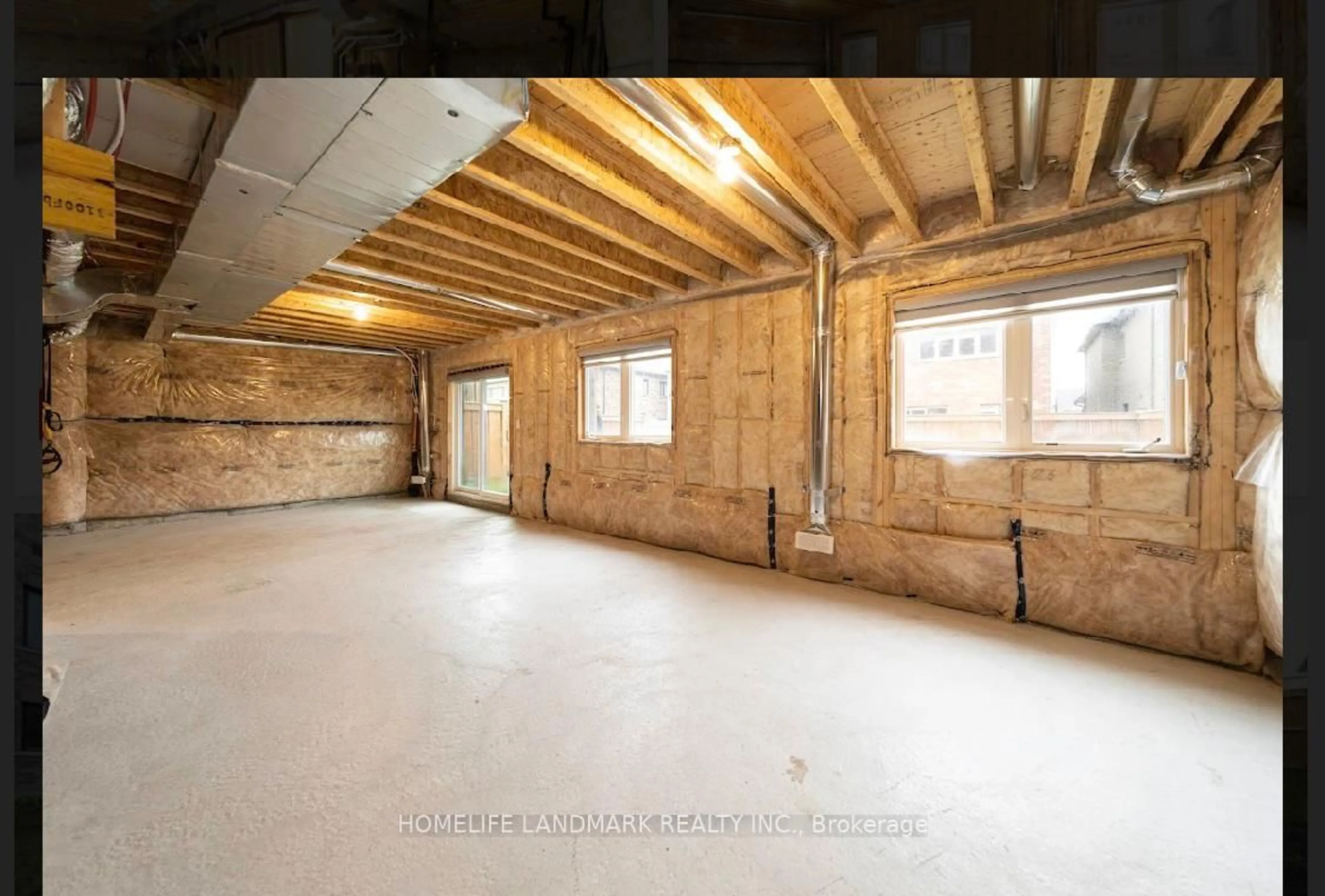 Indoor garage for 224 Danny Wheeler Blvd, Georgina Ontario L4P 0J8