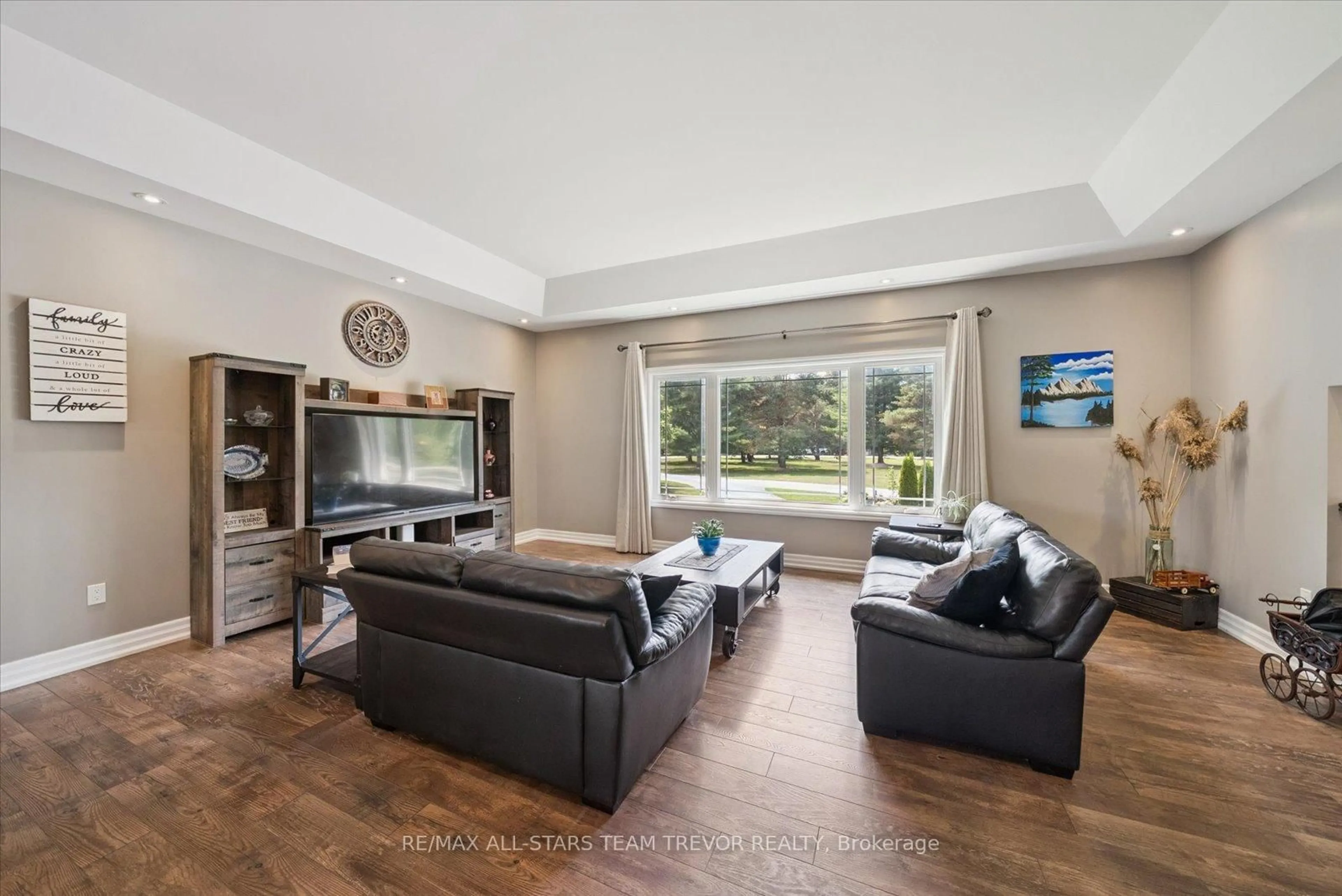 Living room with furniture, unknown for 187 Riverbank Dr, Georgina Ontario L0E 1N0