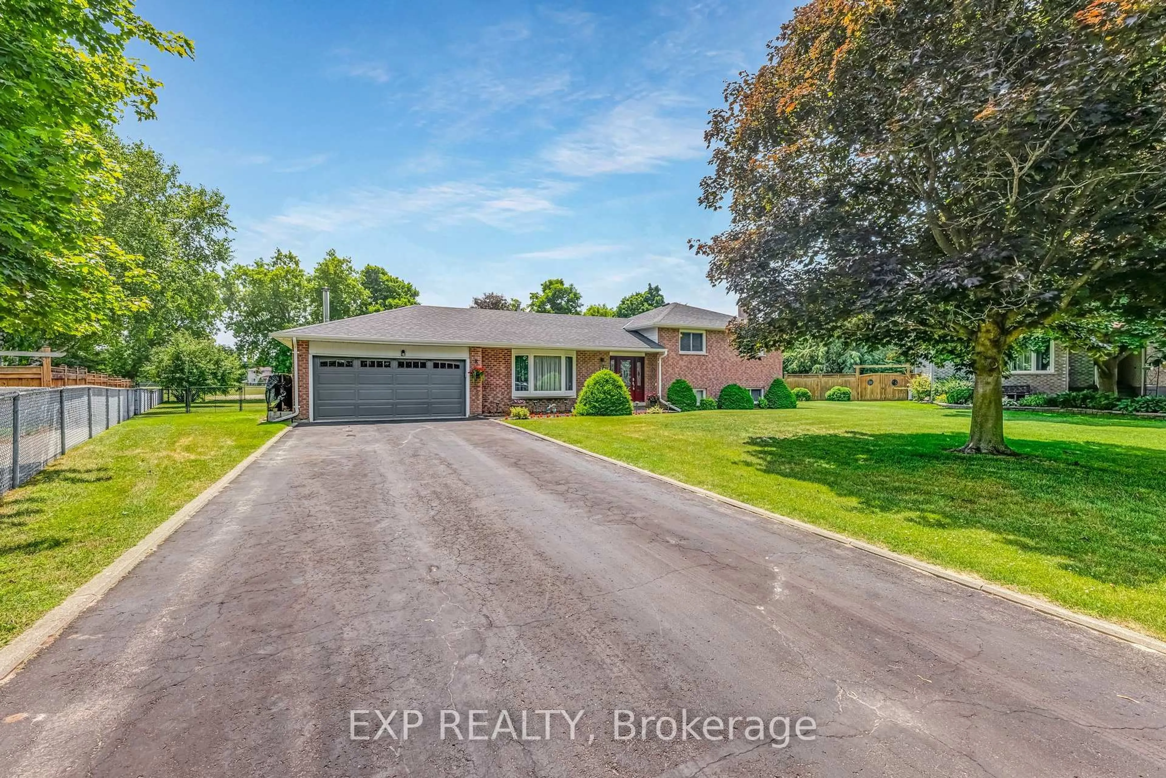 A pic from outside/outdoor area/front of a property/back of a property/a pic from drone, street for 23 Kilpatrick Dr, East Gwillimbury Ontario L9N 1H6