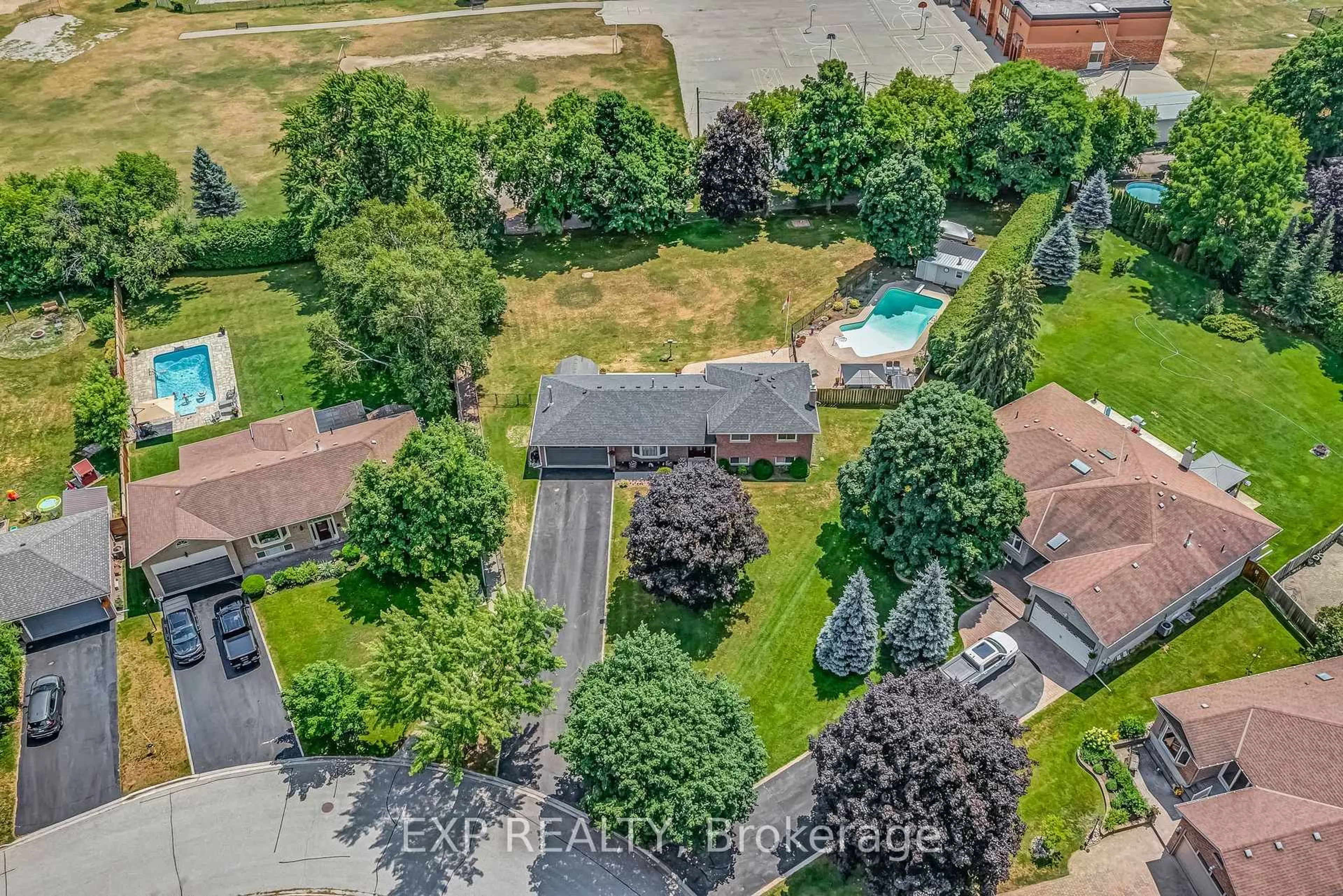 A pic from outside/outdoor area/front of a property/back of a property/a pic from drone, street for 23 Kilpatrick Dr, East Gwillimbury Ontario L9N 1H6
