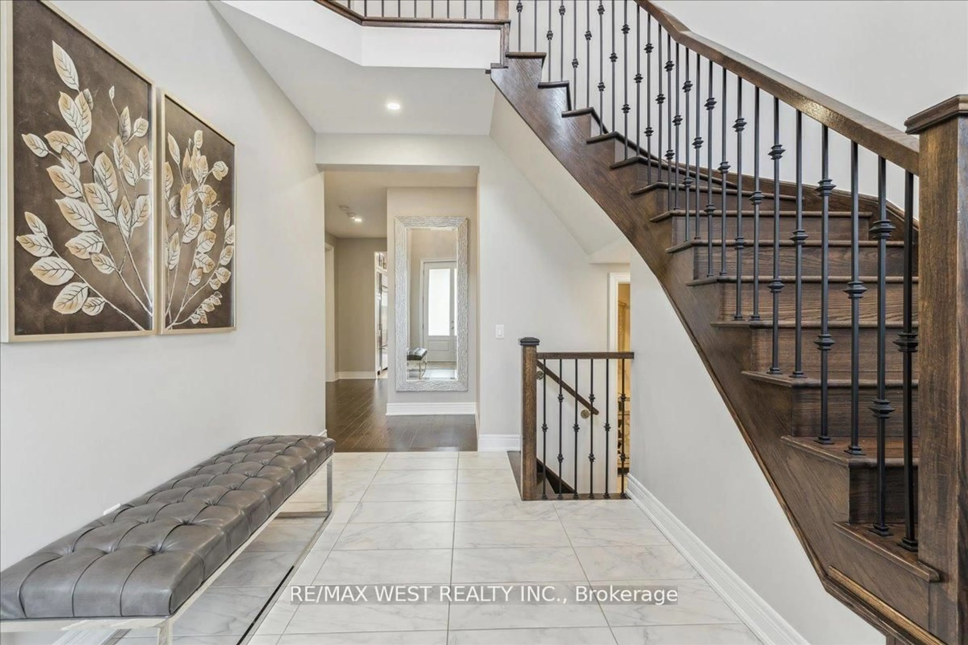Indoor entryway for 39 Condor Way, Vaughan Ontario L4H 4N1