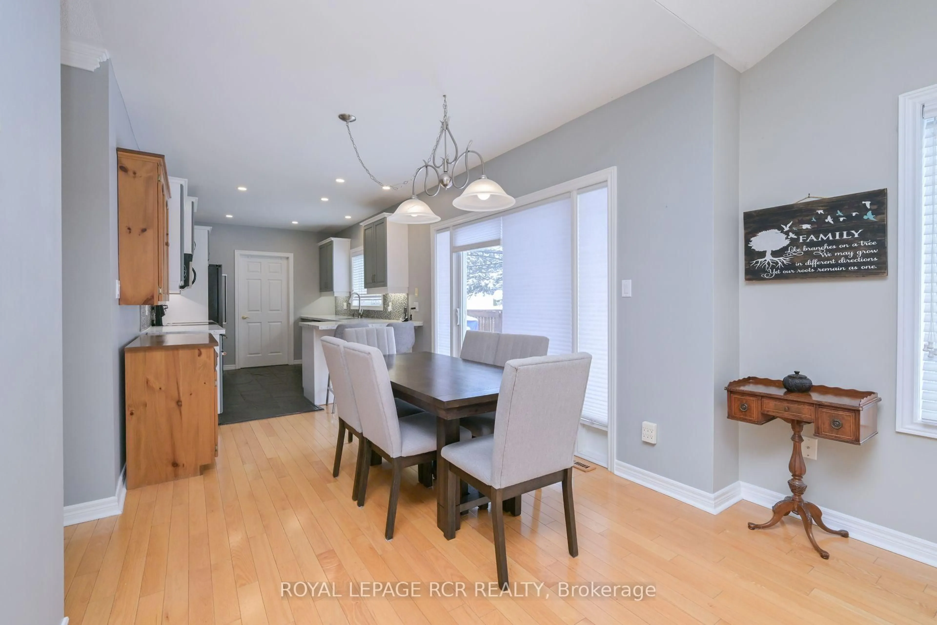 Open concept kitchen, unknown for 42 Napa Ridge, New Tecumseth Ontario L9R 2E4