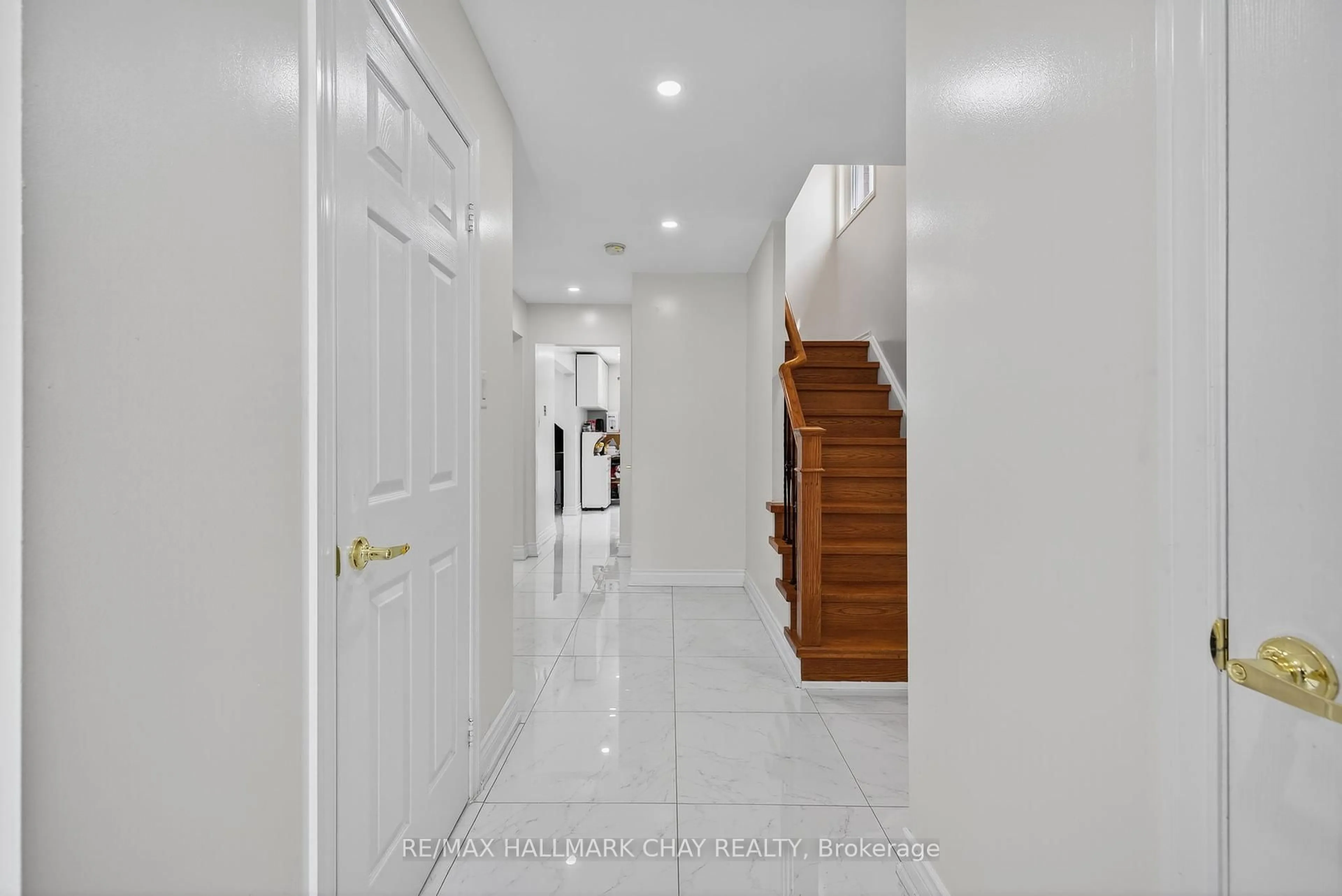 Indoor foyer for 49 Mcknight Cres, New Tecumseth Ontario L0G 1W0