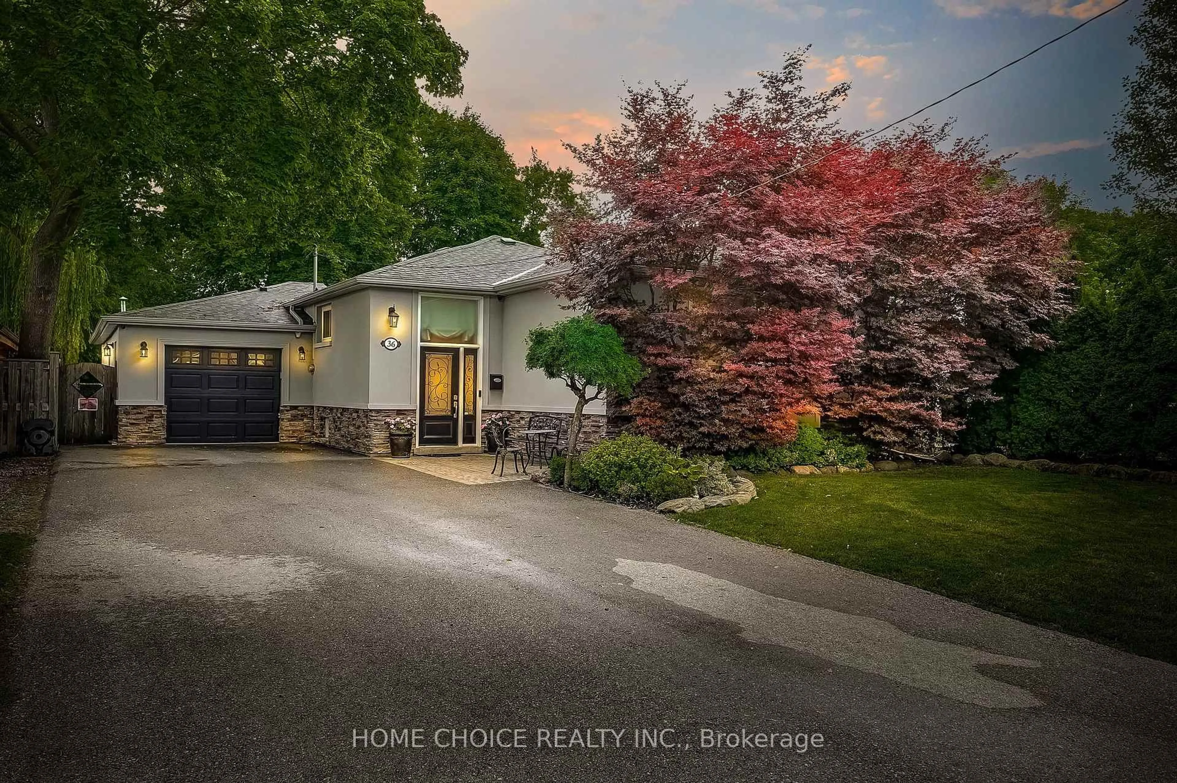 A pic from outside/outdoor area/front of a property/back of a property/a pic from drone, street for 36 Johnson Rd, Aurora Ontario L4G 2A2