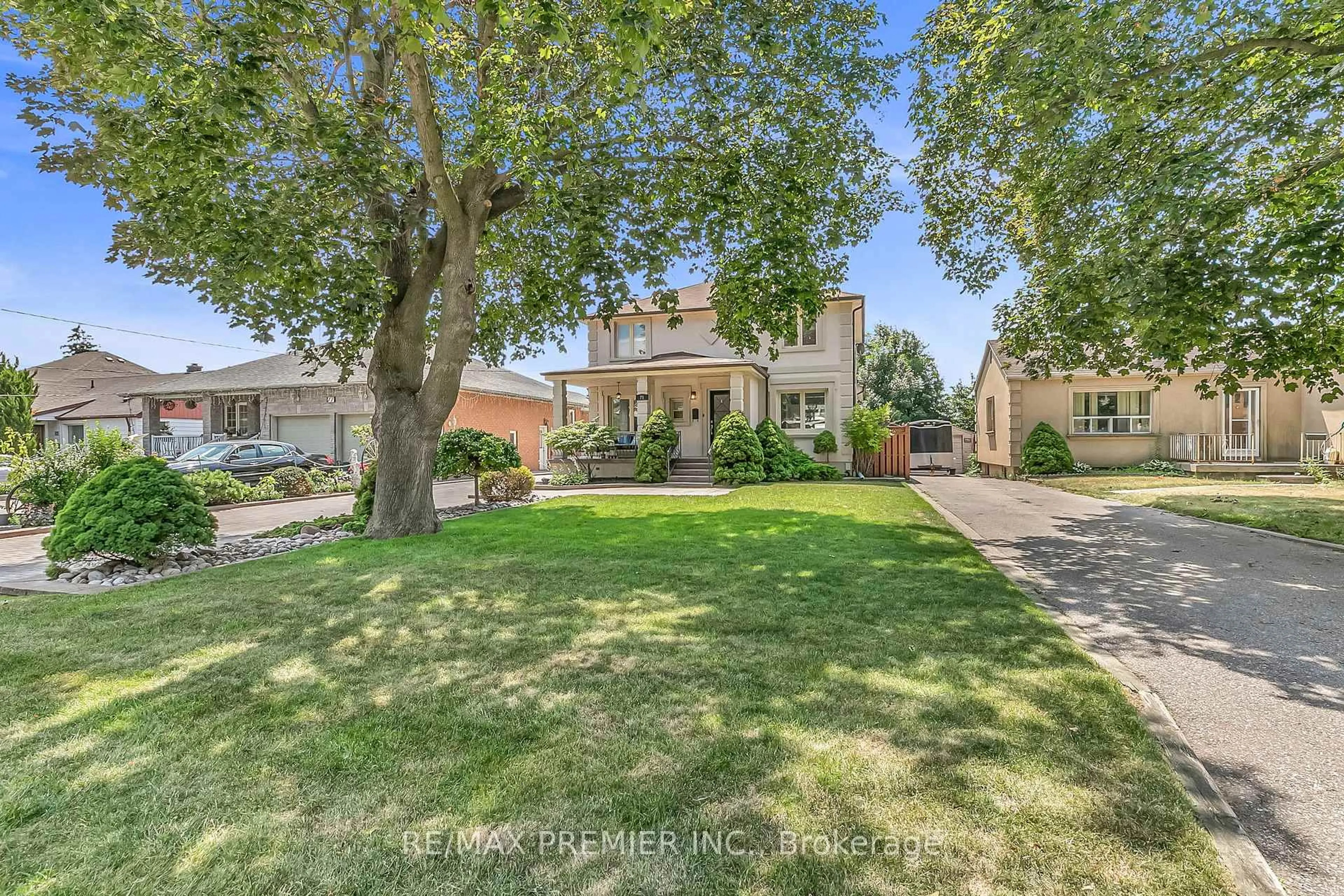 A pic from outside/outdoor area/front of a property/back of a property/a pic from drone, street for 71 Hawman Ave, Vaughan Ontario L4L 1S3