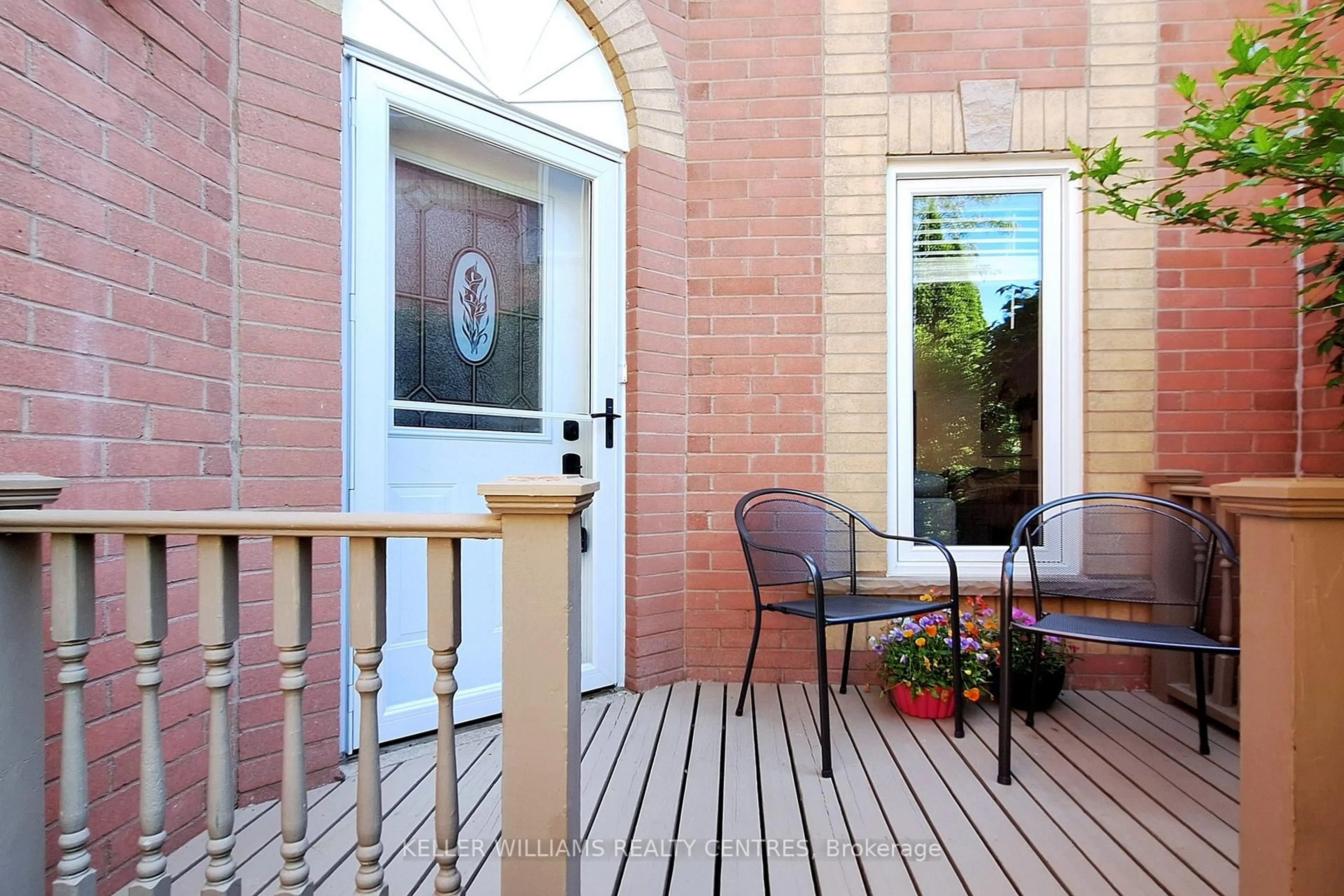 Patio, street for 42 Covent Cres, Aurora Ontario L4G 6T3