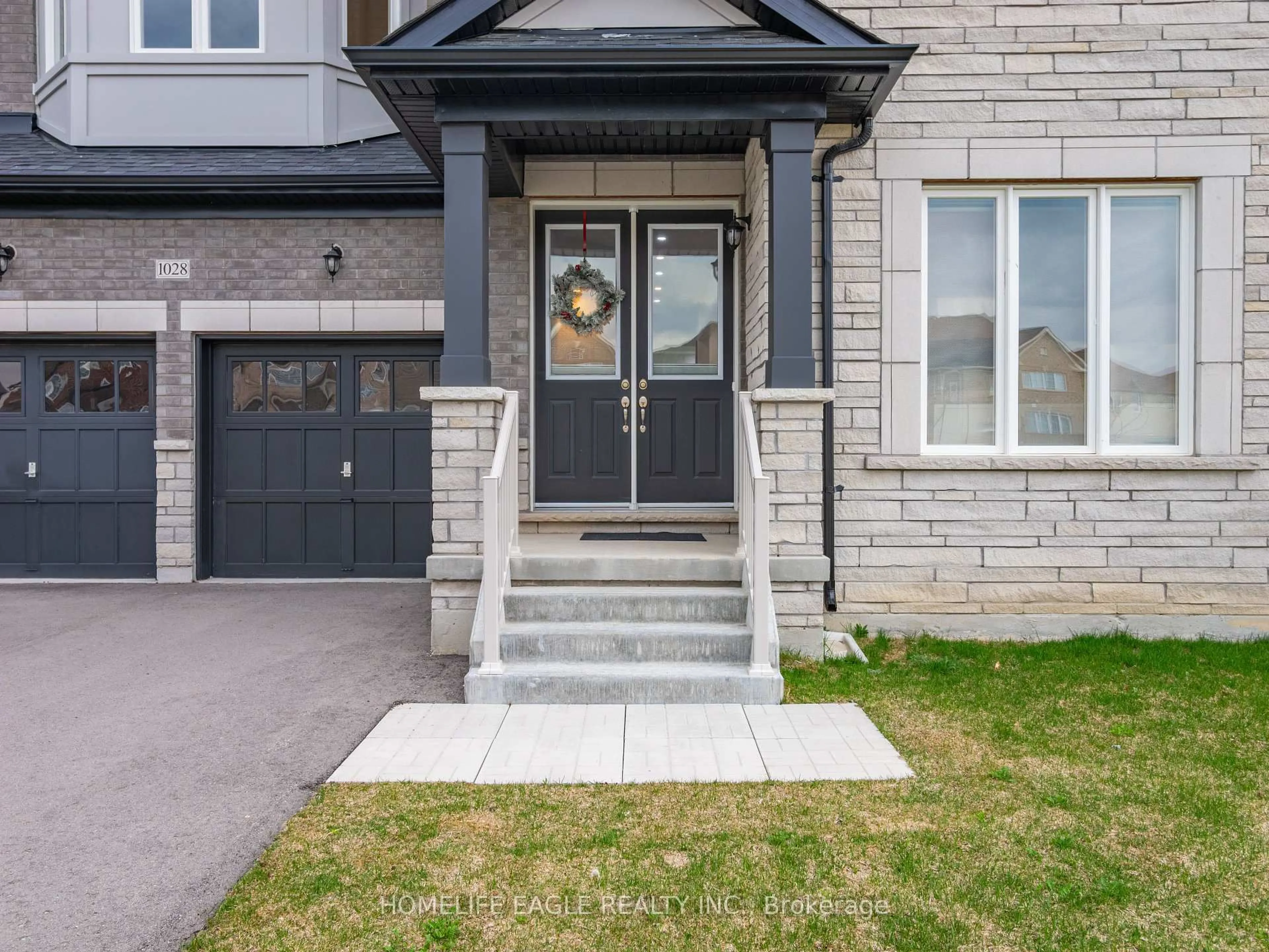 Home with brick exterior material, street for 1028 Hardy Way, Innisfil Ontario L0L 1W0