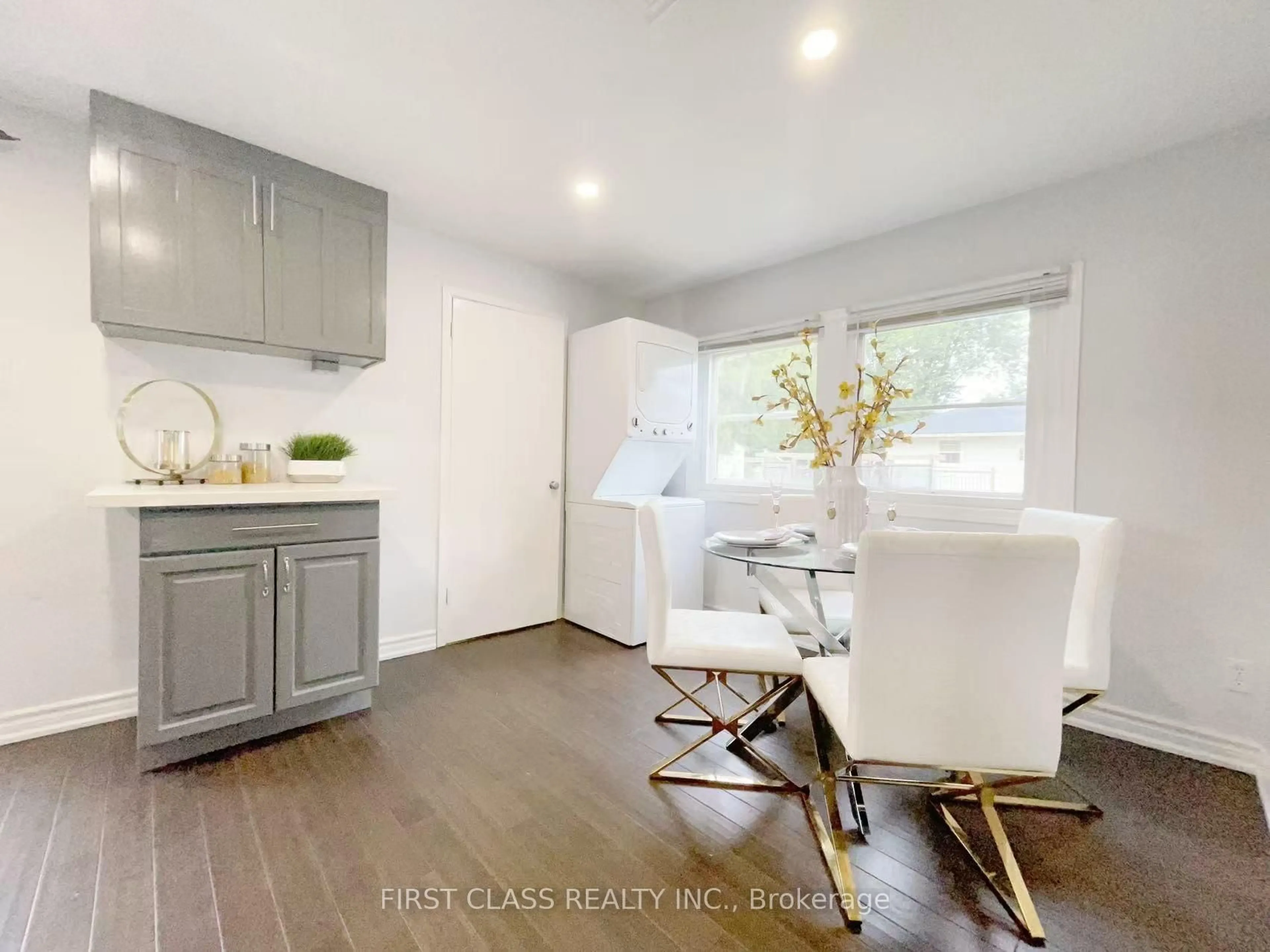 Open concept kitchen, wood/laminate floor for 120 Sunset Beach Rd, Georgina Ontario L0E 1N0