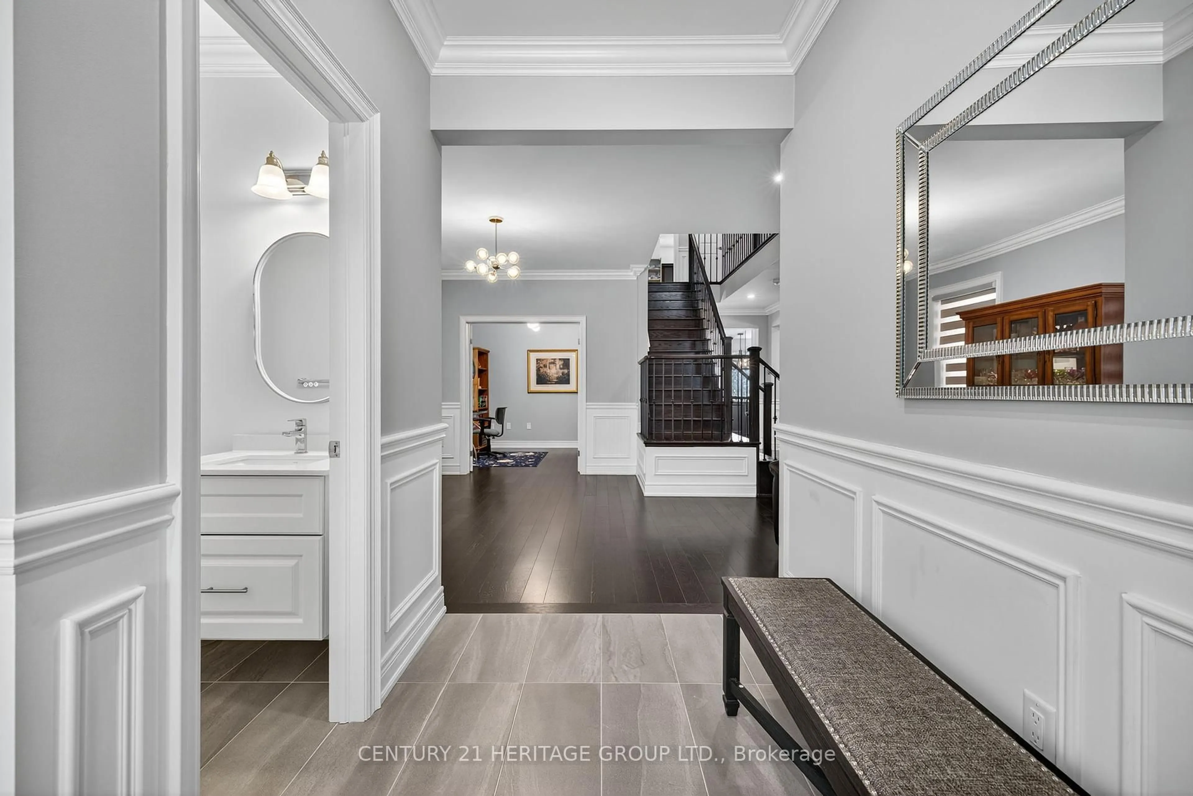 Indoor entryway for 81 Wandering Glider Tr, Bradford West Gwillimbury Ontario L3Z 4K8