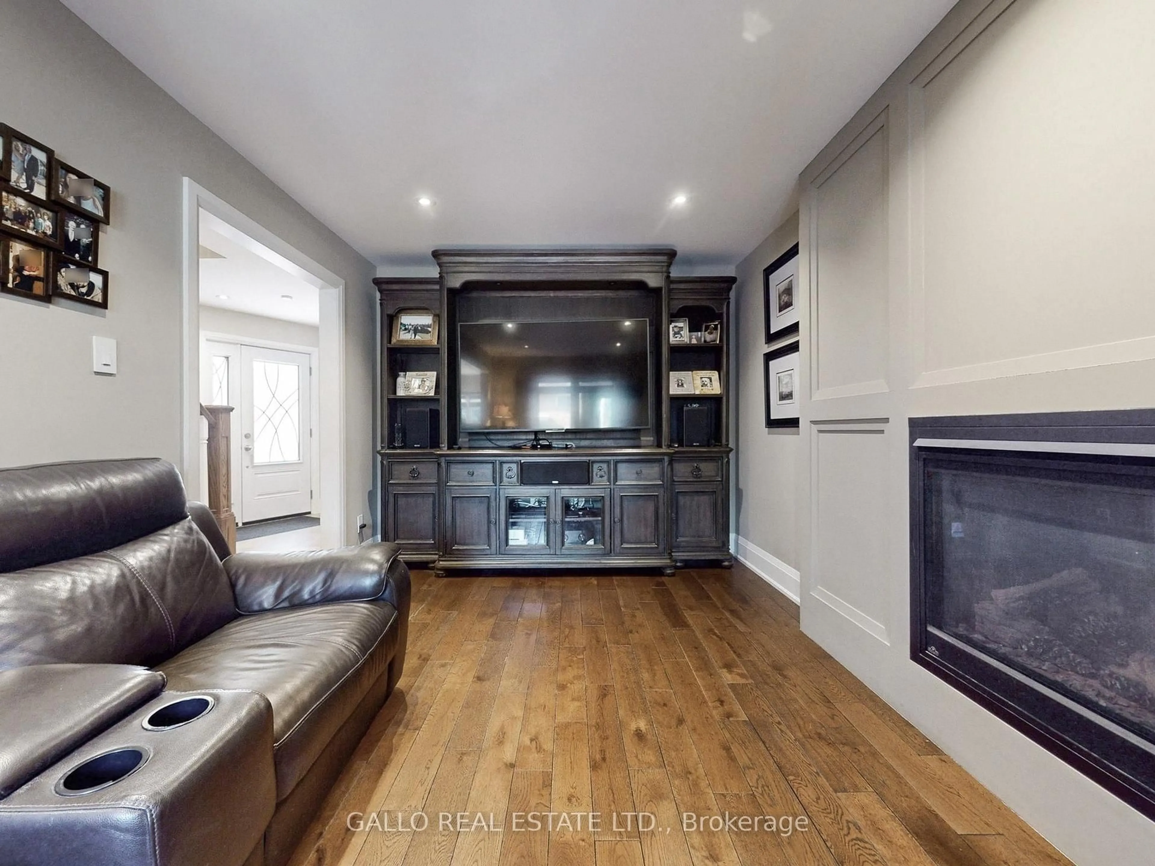 Living room with furniture, wood/laminate floor for 45 Timbermill Cres, Markham Ontario L3P 6W8