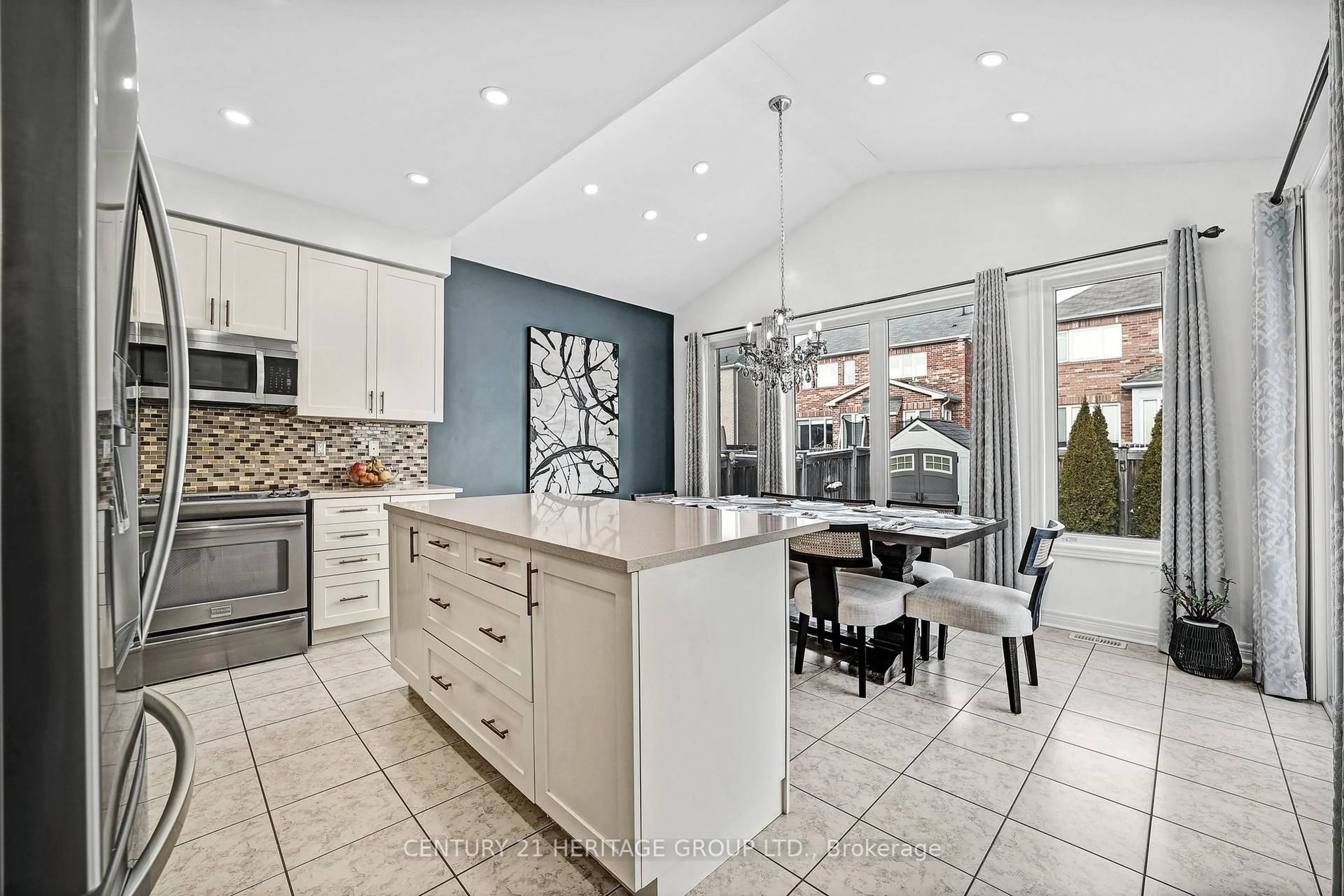 Open concept kitchen, ceramic/tile floor for 32 Amberwing Landing, Bradford West Gwillimbury Ontario L3Z 0H9