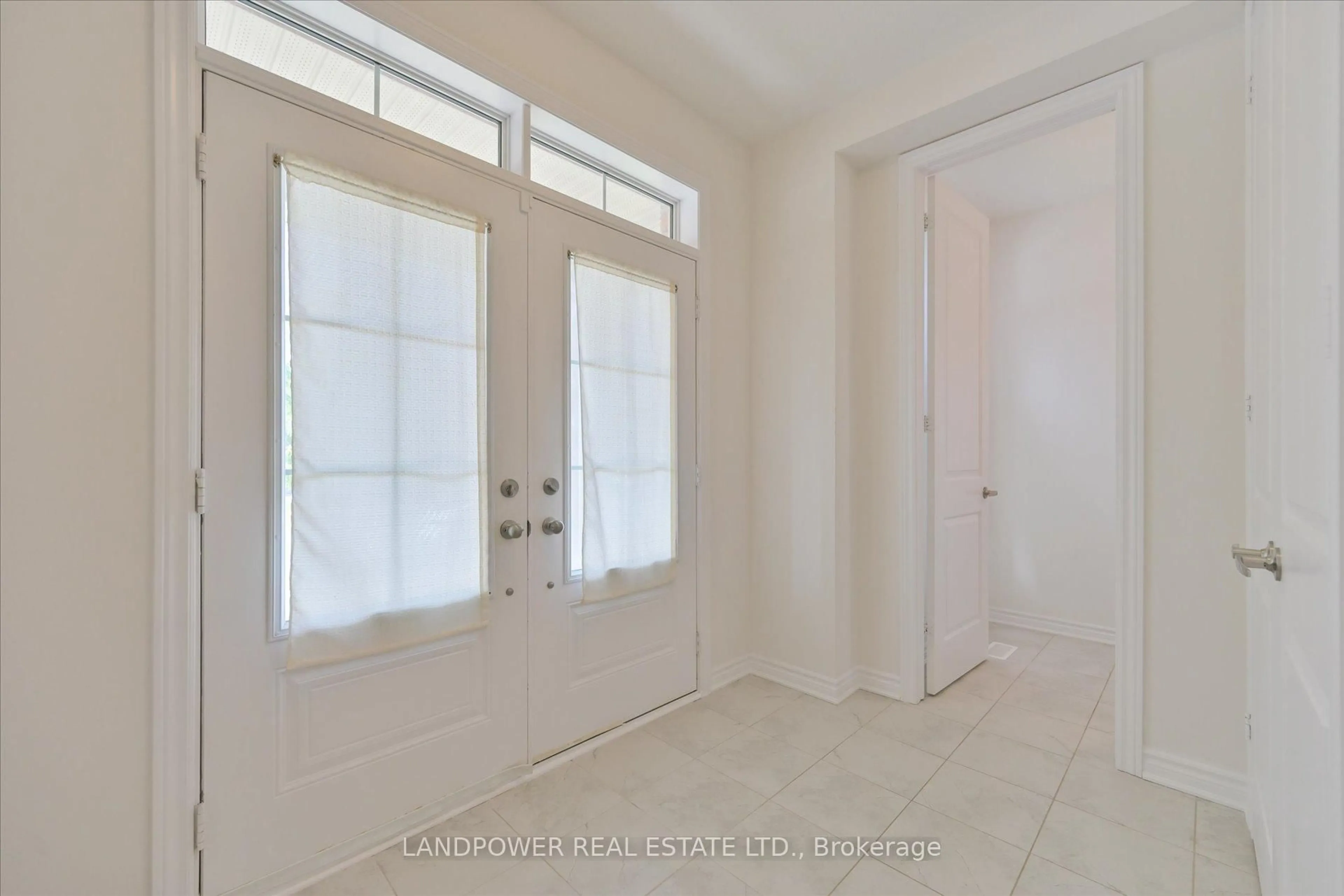 Indoor entryway for 1021 Barton Way, Innisfil Ontario L9S 0N5
