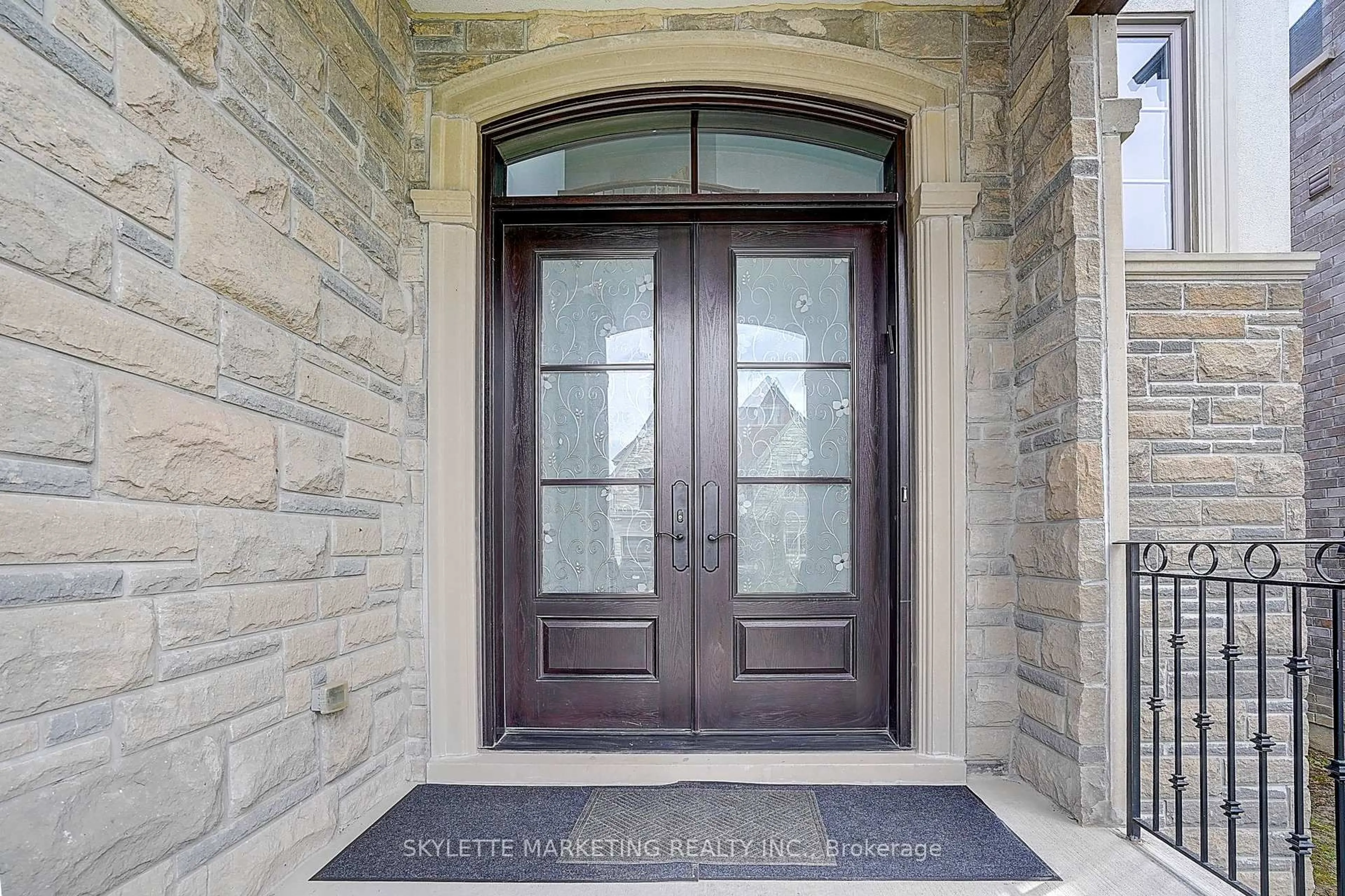 Indoor entryway for 3 Lavender Valley Dr, King Ontario L7B 0B9