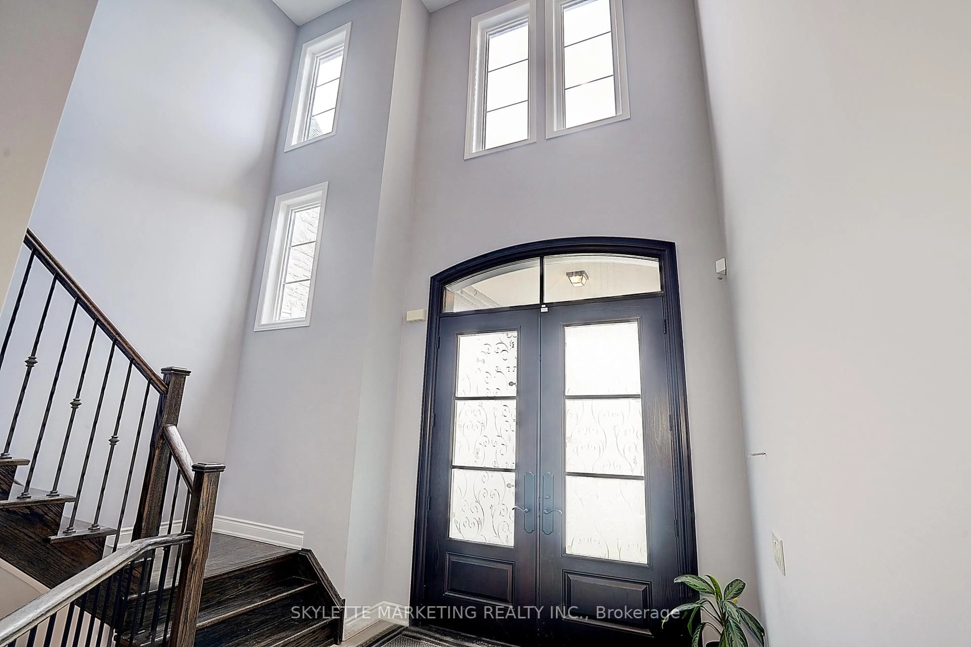 Indoor entryway for 3 Lavender Valley Dr, King Ontario L7B 0B9