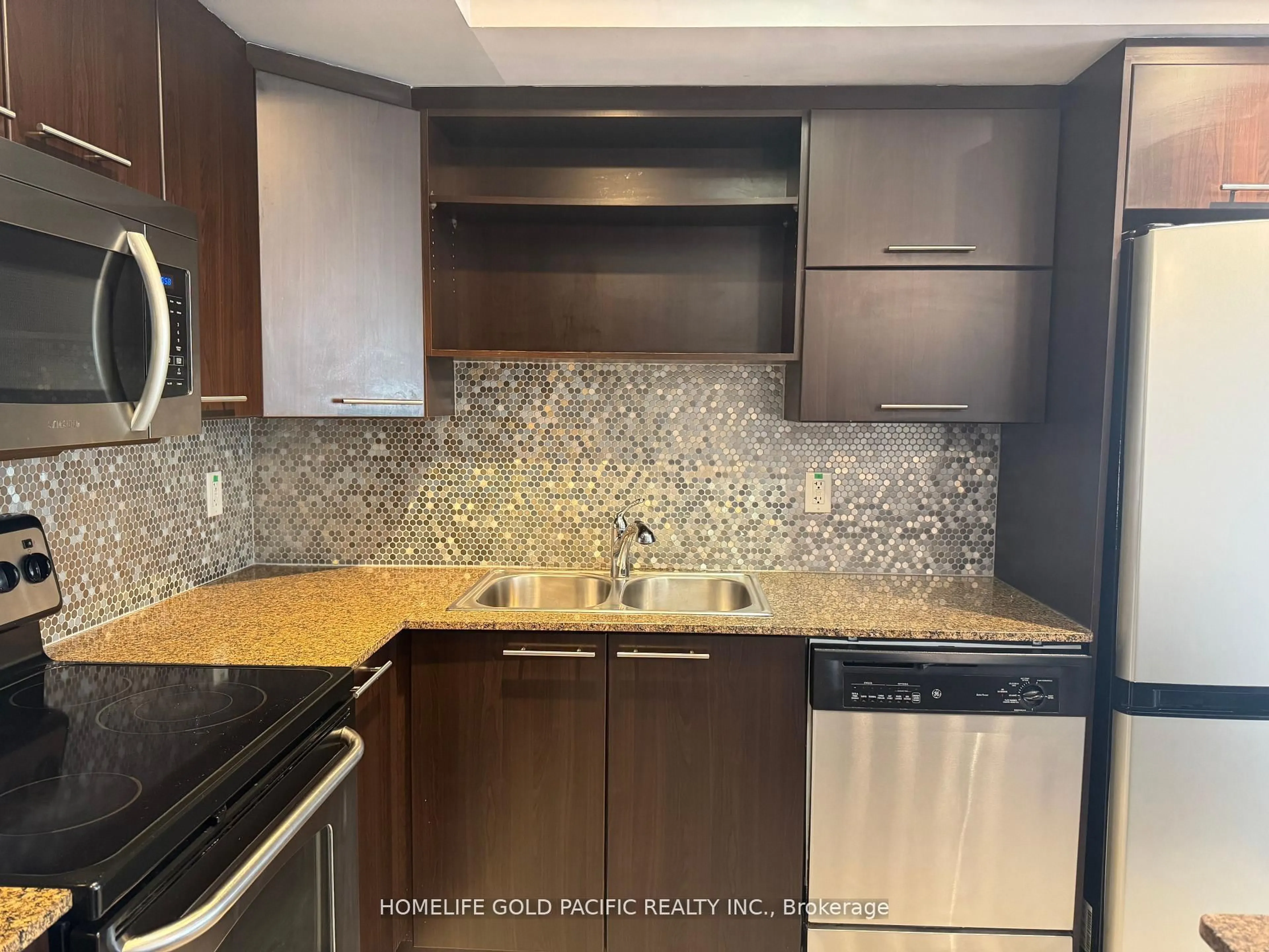 Standard kitchen, ceramic/tile floor for 37 Galleria Pkwy #207, Markham Ontario L3T 0A5
