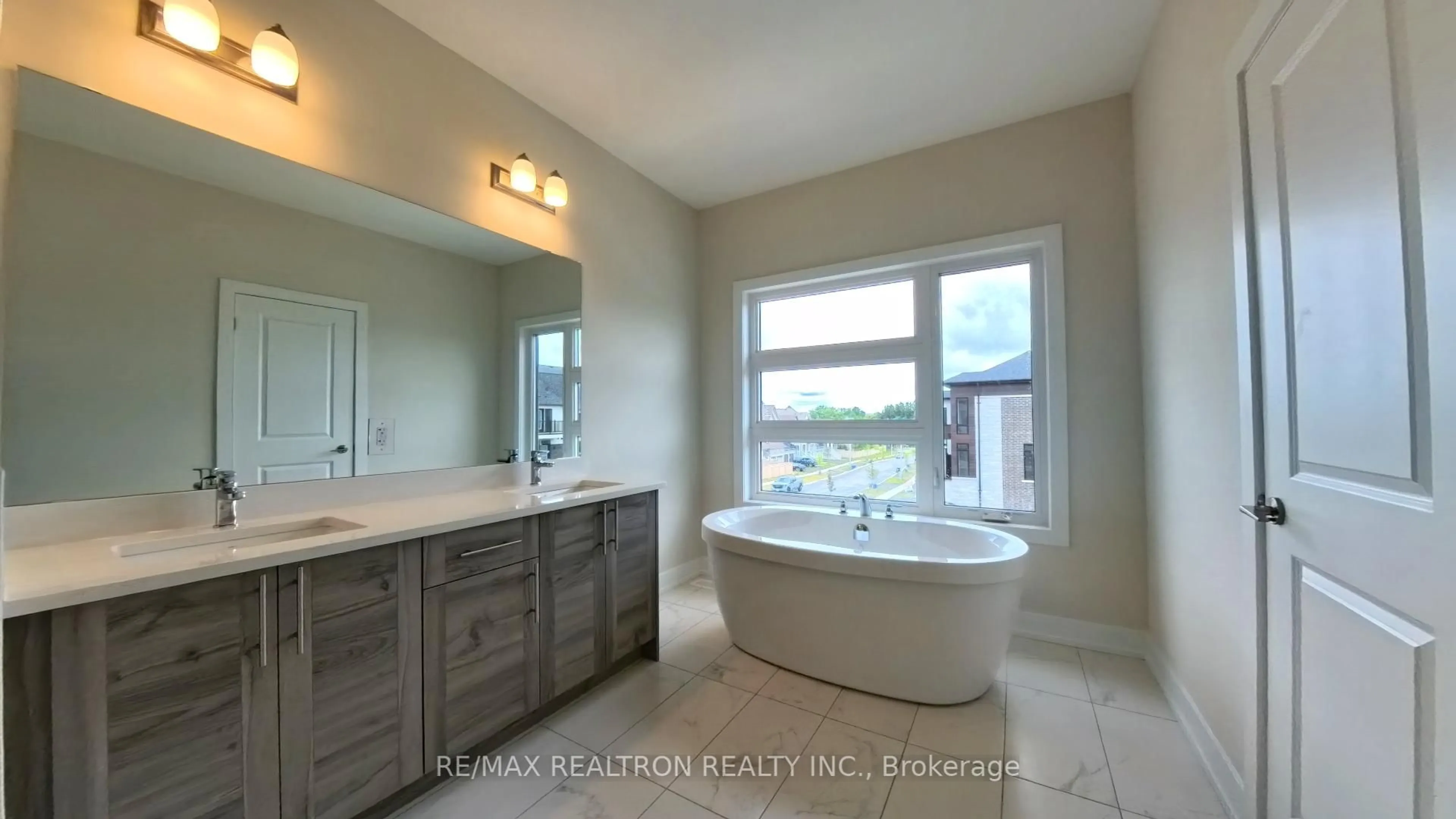 Contemporary bathroom, ceramic/tile floor for 344 King Rd, Richmond Hill Ontario L4E 1N5