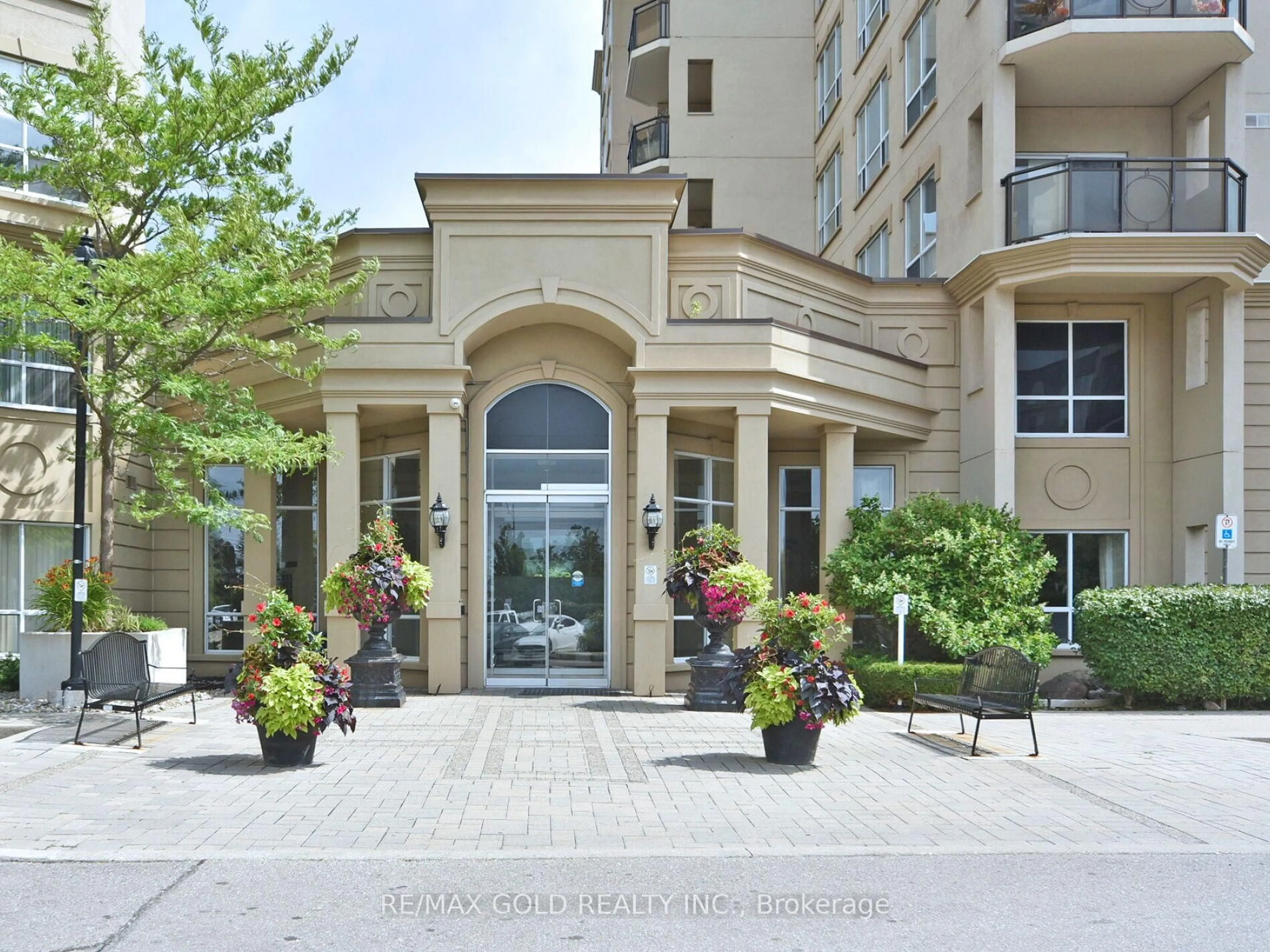 Indoor foyer for 2 Maison Parc Crt #404, Vaughan Ontario L4J 9K4