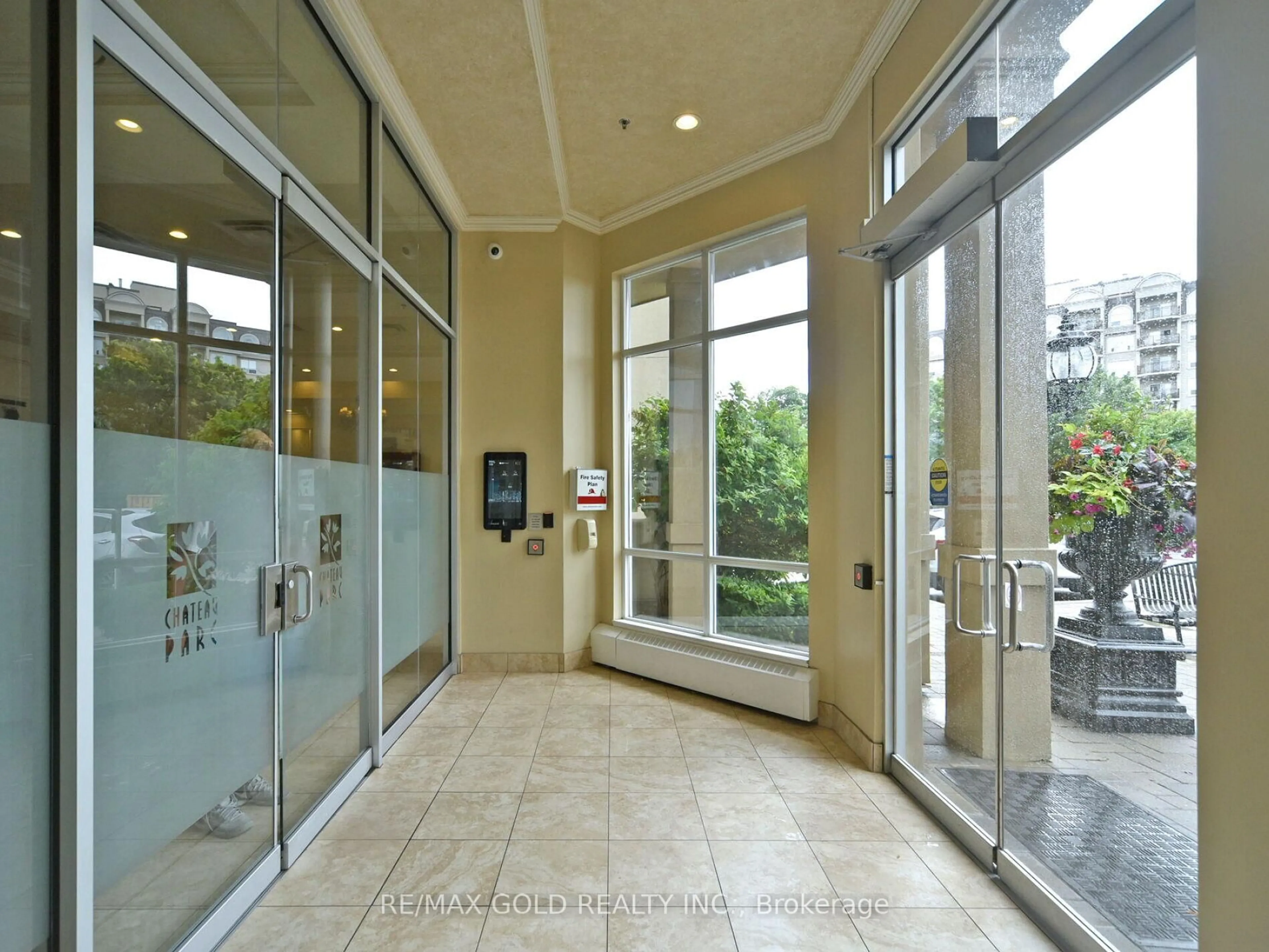 Indoor foyer for 2 Maison Parc Crt #404, Vaughan Ontario L4J 9K4