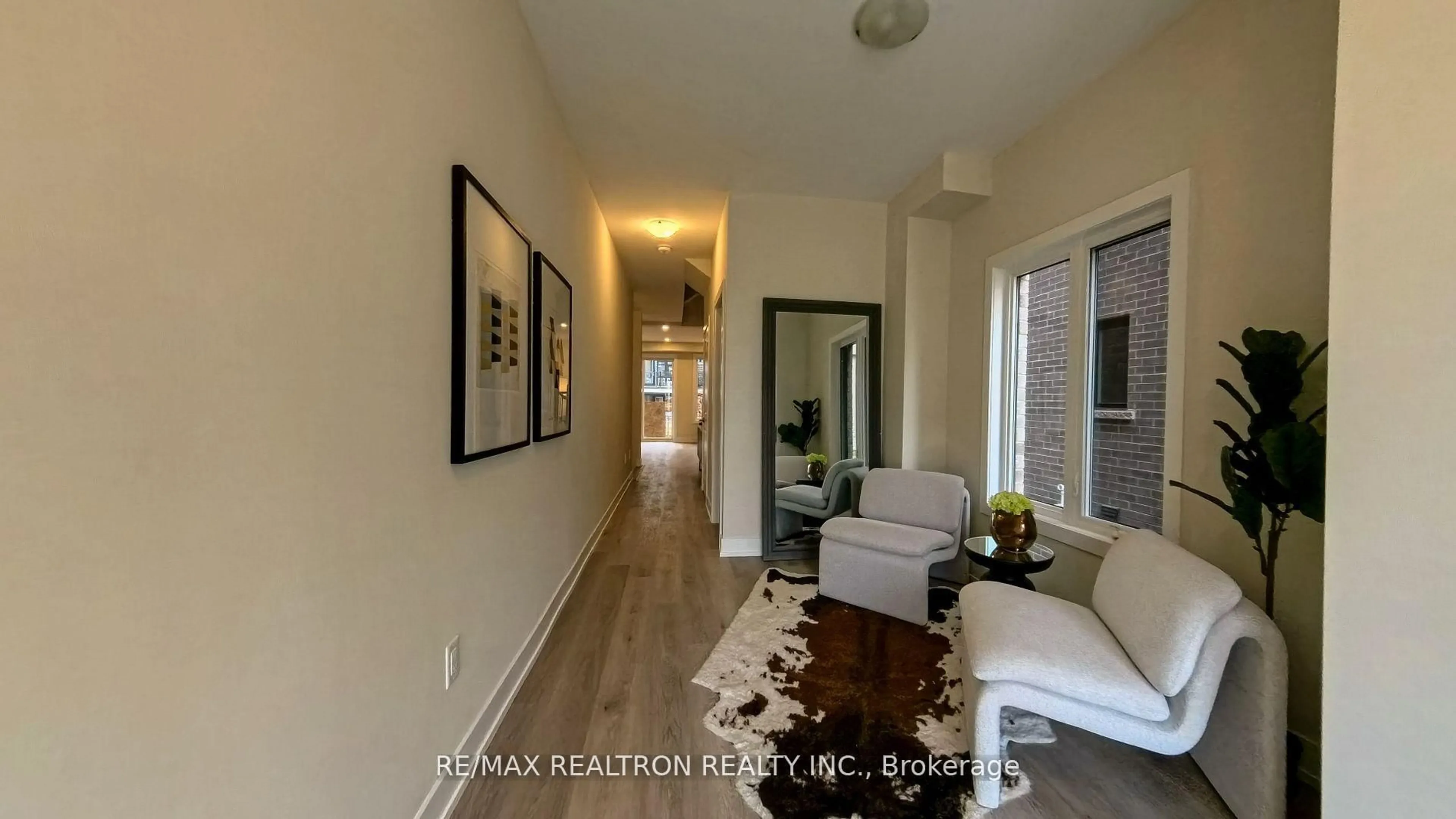 Indoor entryway for 25 Seguin St, Richmond Hill Ontario L4E 1L8
