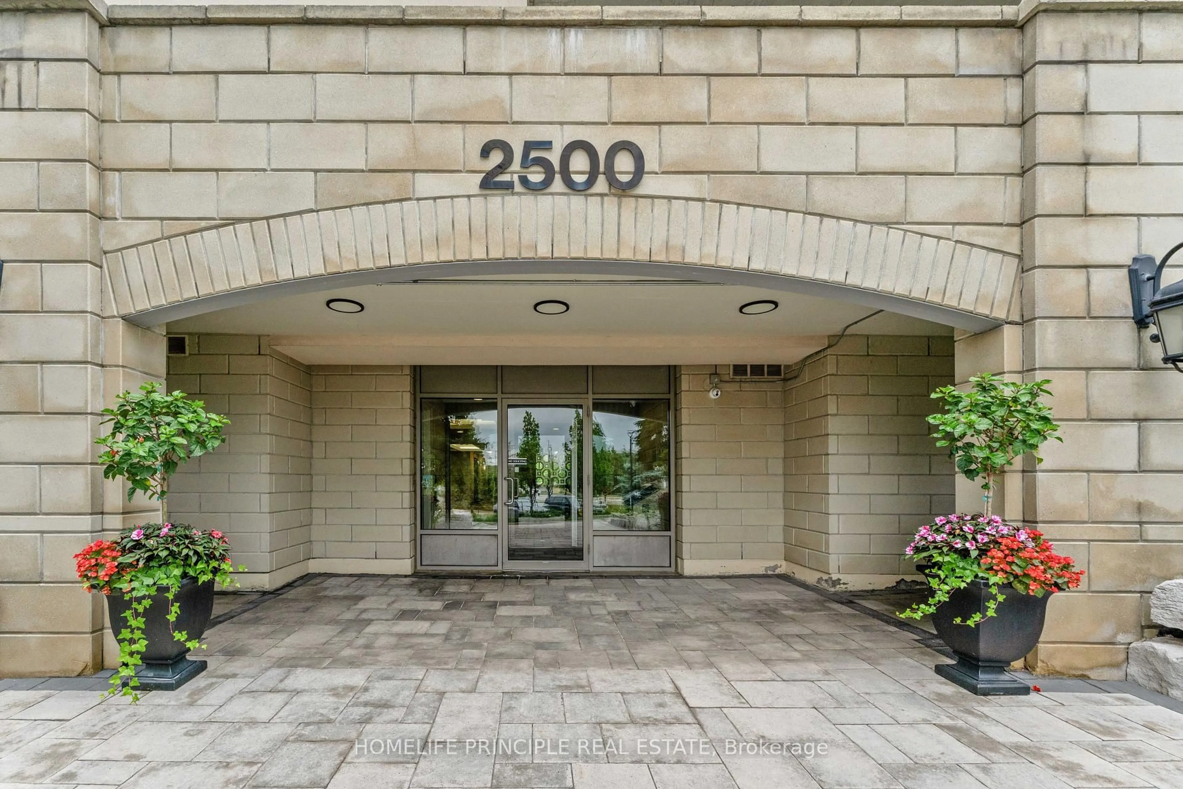 Indoor foyer for 2500 Rutherford Rd #502, Vaughan Ontario L4K 5N7