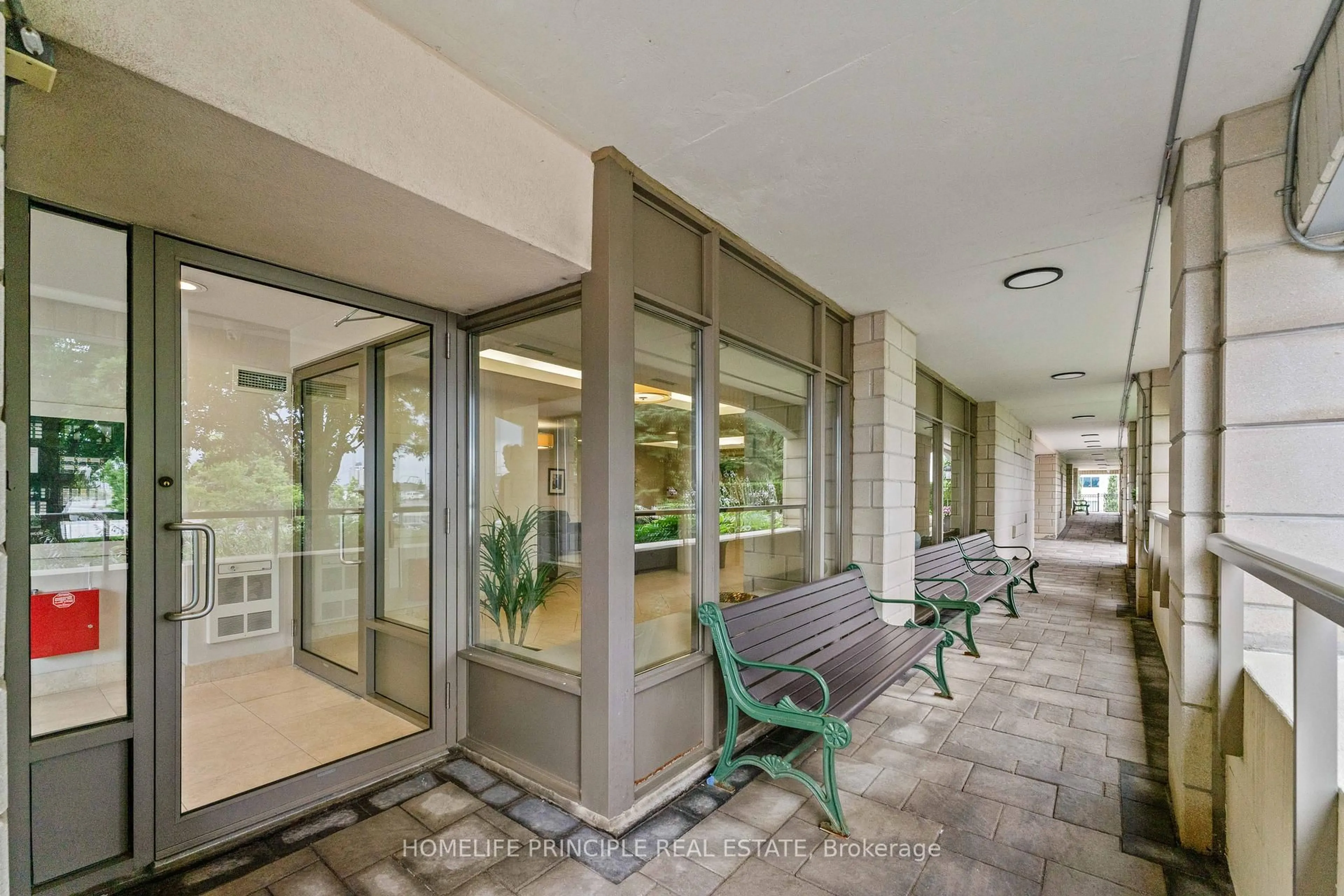 Indoor foyer for 2500 Rutherford Rd #502, Vaughan Ontario L4K 5N7