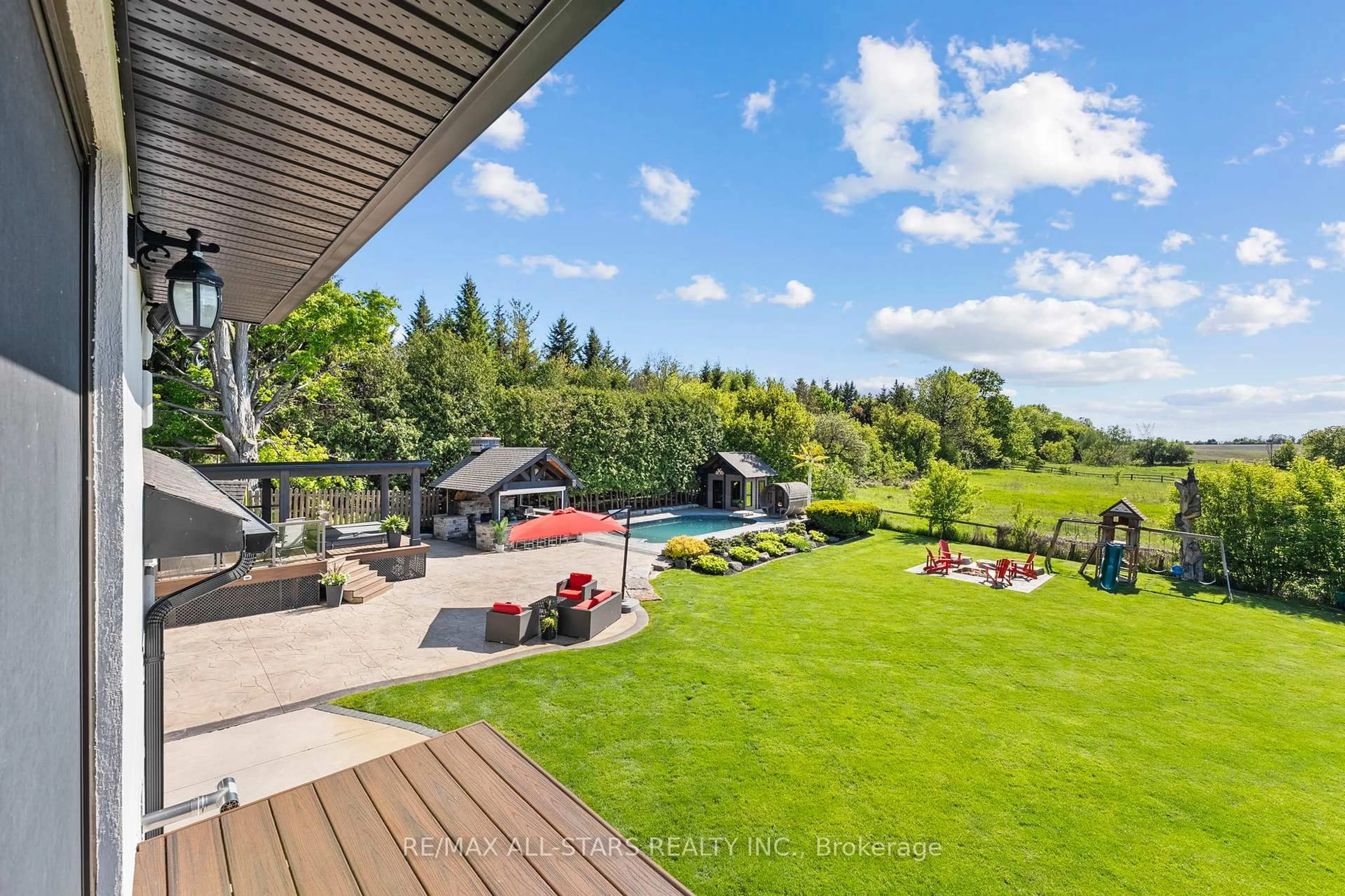 A pic from outside/outdoor area/front of a property/back of a property/a pic from drone, unknown for 21002 Leslie St, East Gwillimbury Ontario L0G 1R0