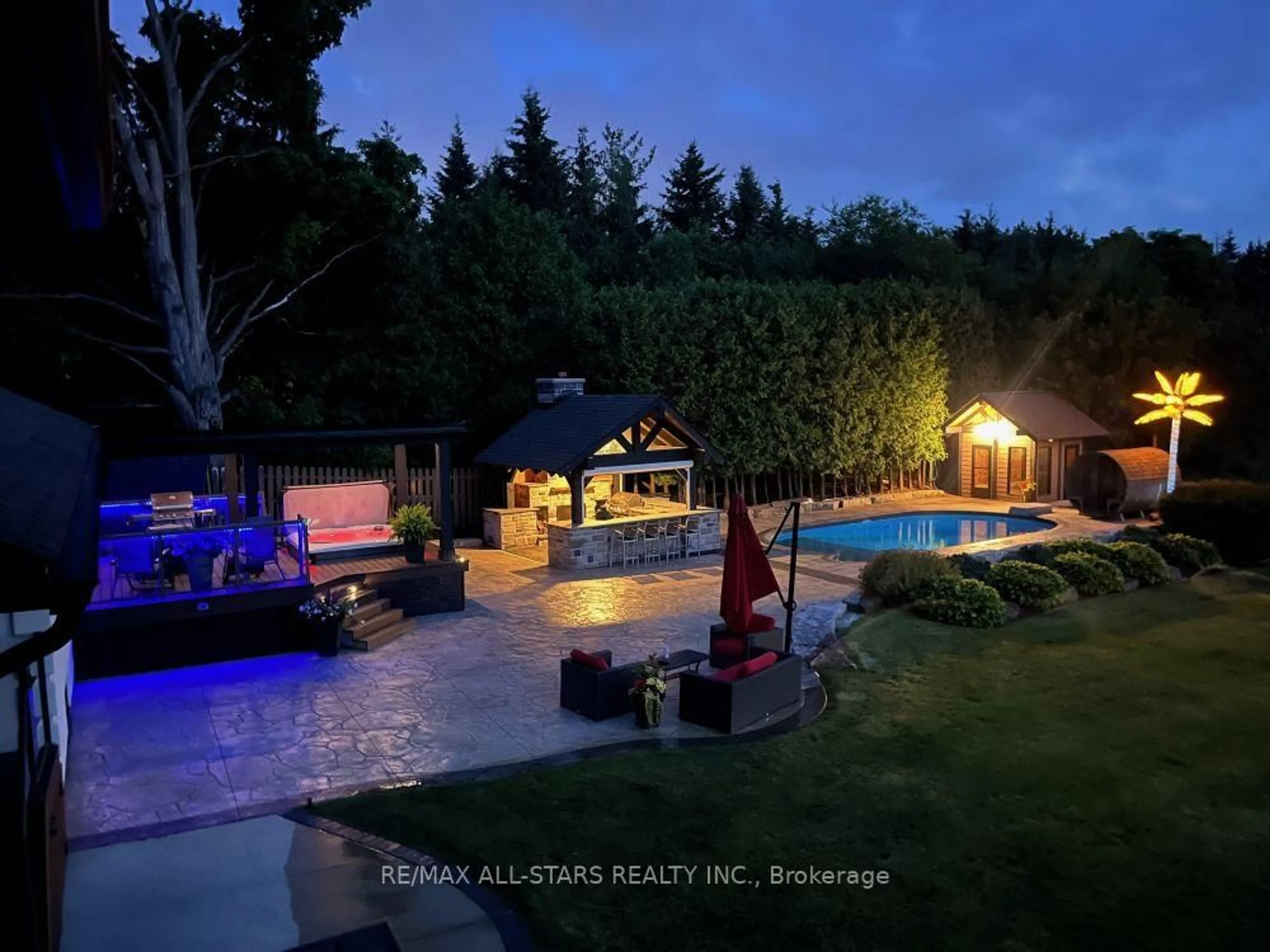 A pic from outside/outdoor area/front of a property/back of a property/a pic from drone, unknown for 21002 Leslie St, East Gwillimbury Ontario L0G 1R0