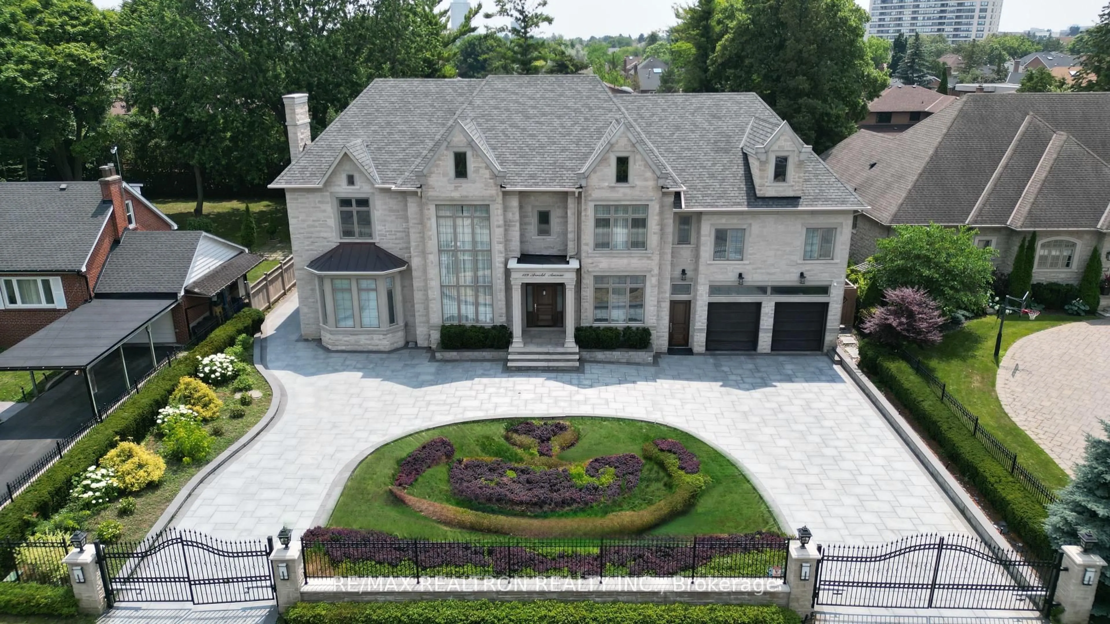 A pic from outside/outdoor area/front of a property/back of a property/a pic from drone, street for 129 Arnold Ave, Vaughan Ontario L4J 1B8