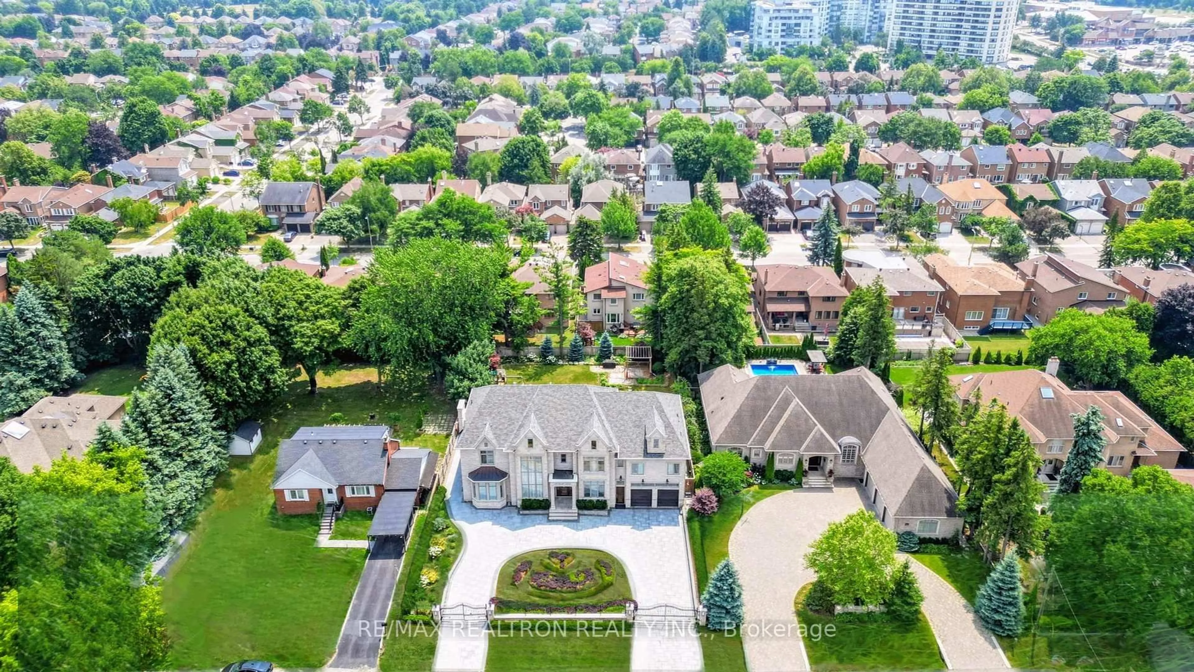 A pic from outside/outdoor area/front of a property/back of a property/a pic from drone, street for 129 Arnold Ave, Vaughan Ontario L4J 1B8