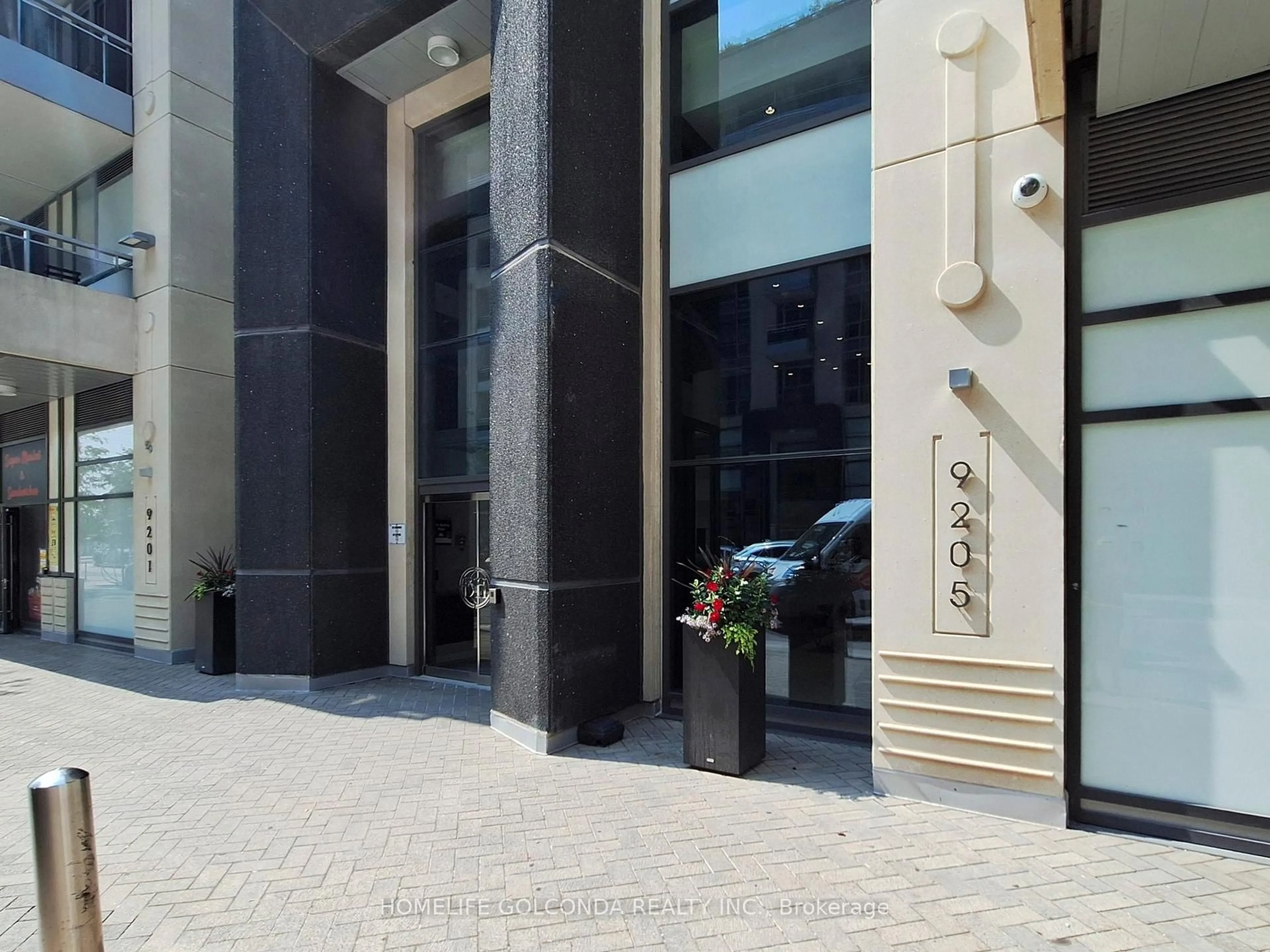 Indoor foyer for 9205 Yonge St #1007, Richmond Hill Ontario L4C 6Z2