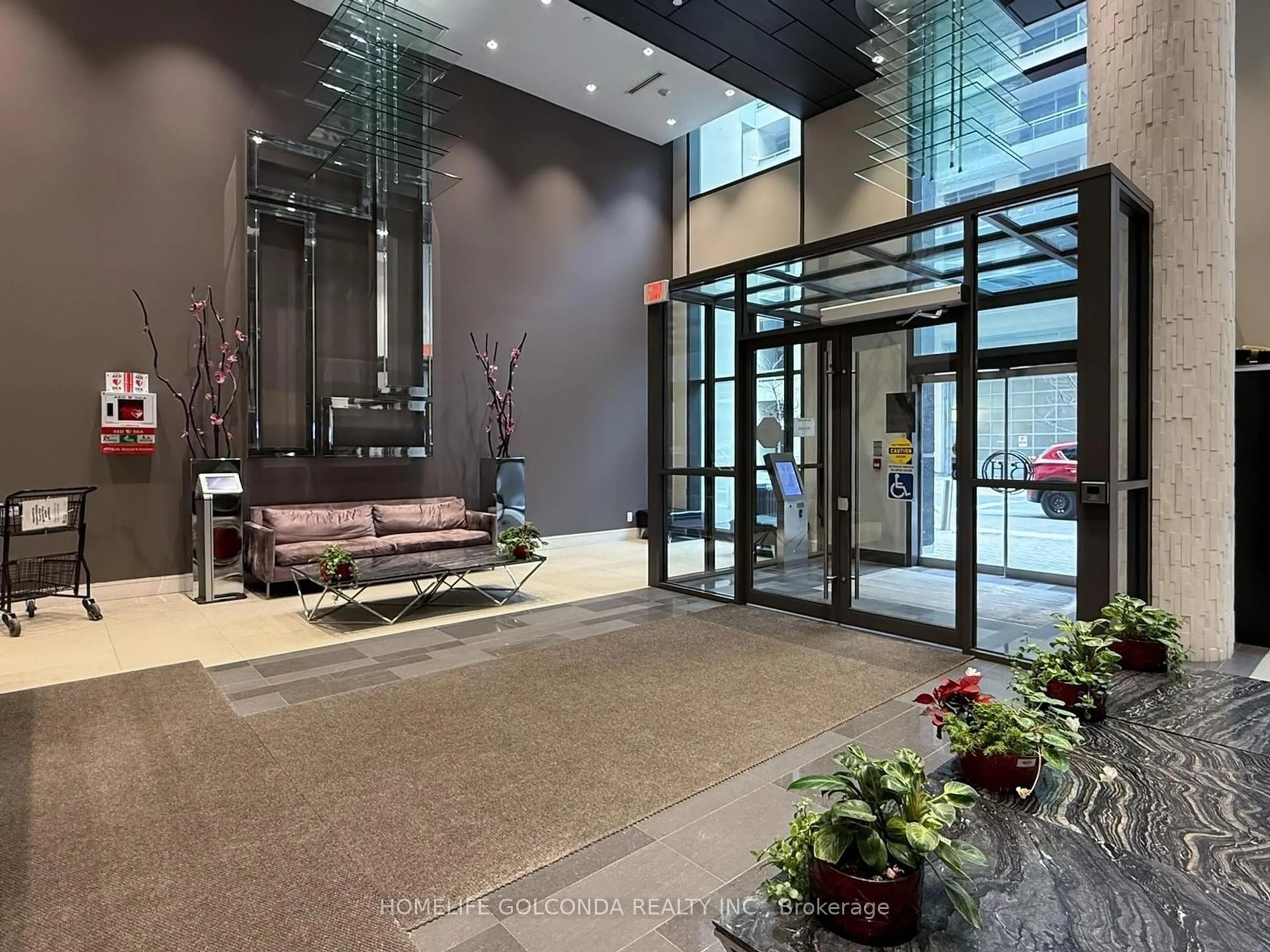 Indoor foyer for 9205 Yonge St #1007, Richmond Hill Ontario L4C 6Z2