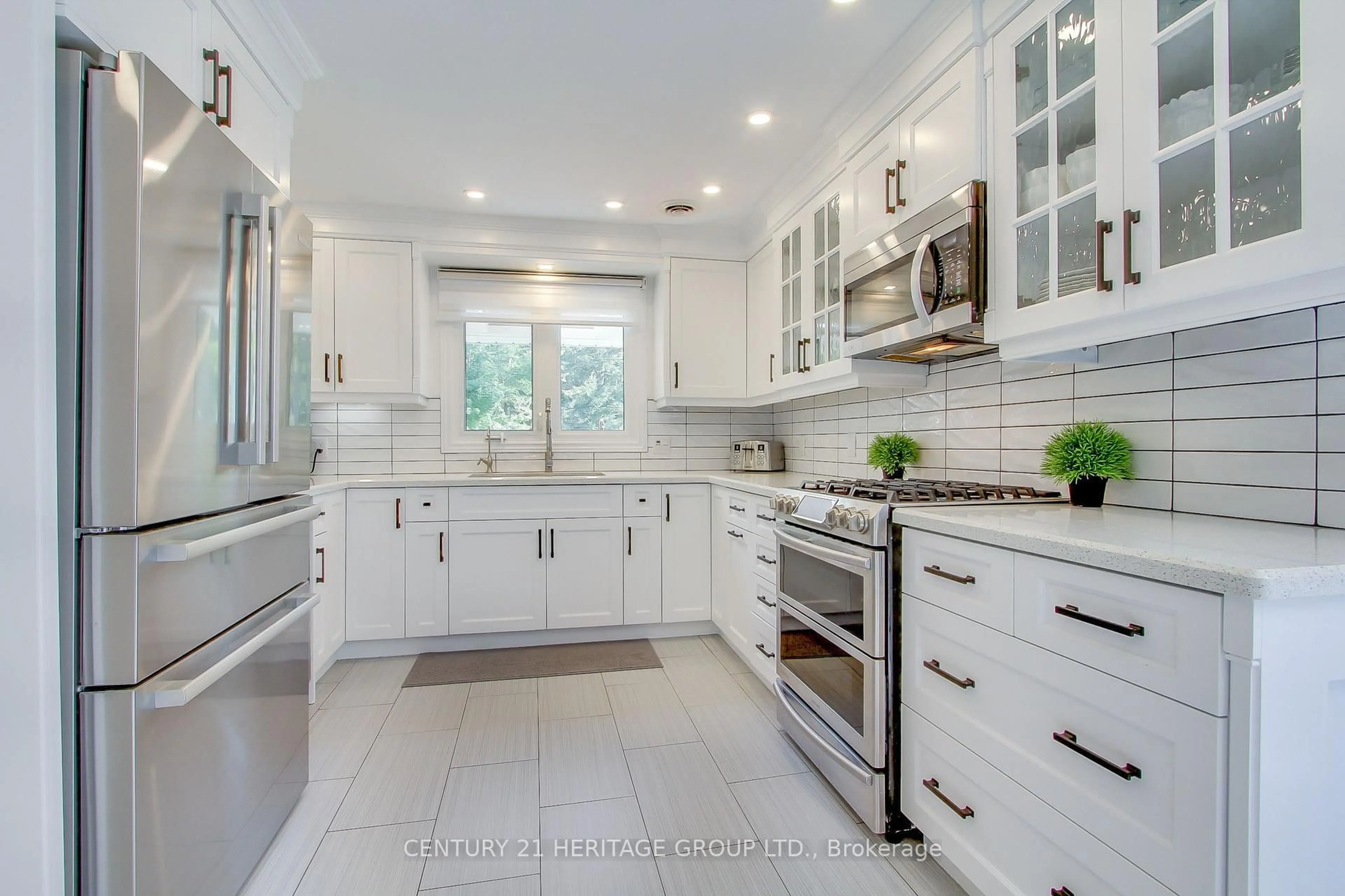 Contemporary kitchen, ceramic/tile floor for 3934 Richview Rd, Innisfil Ontario L9S 2L7
