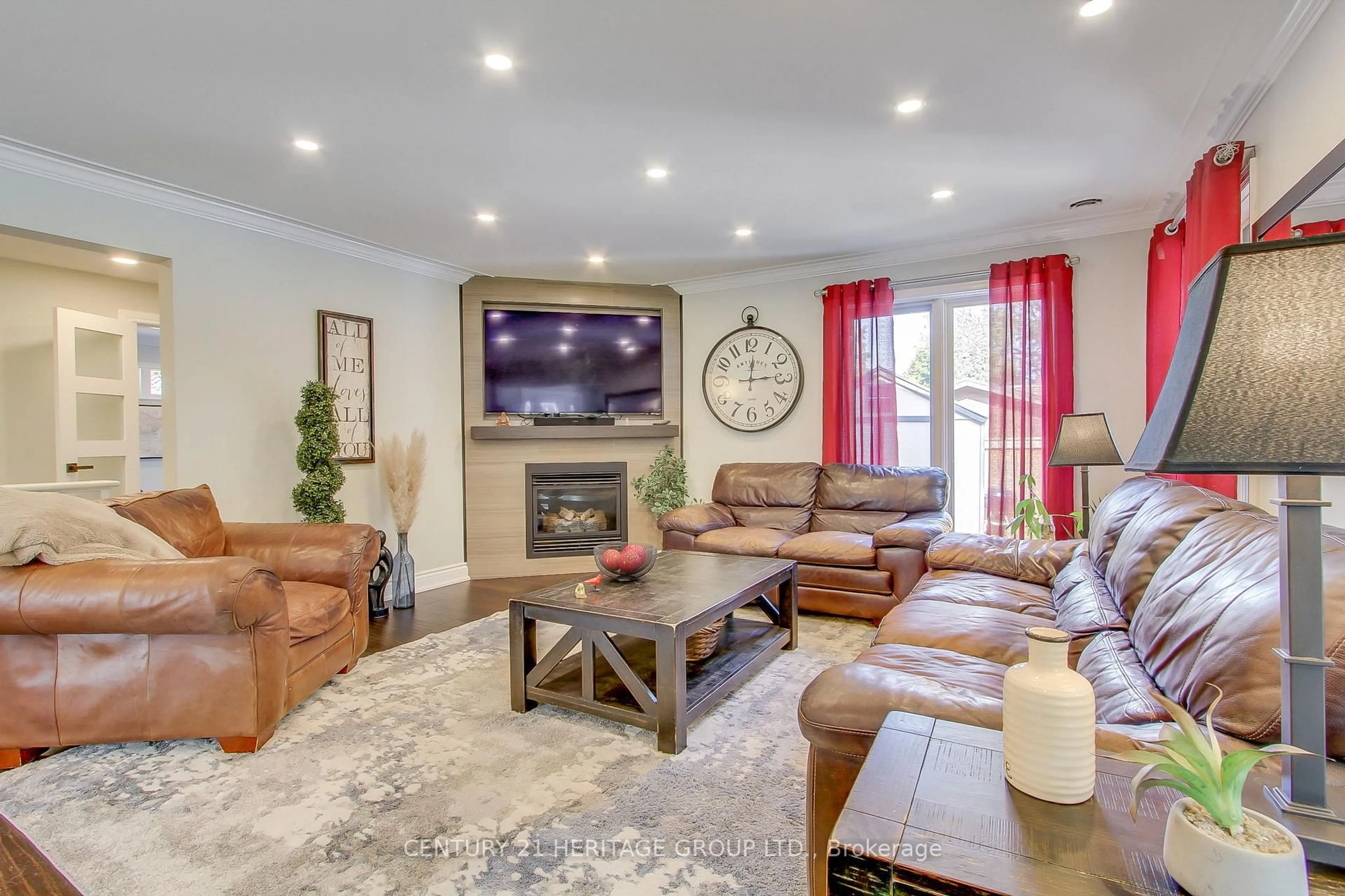 Living room with furniture, unknown for 3934 Richview Rd, Innisfil Ontario L9S 2L7