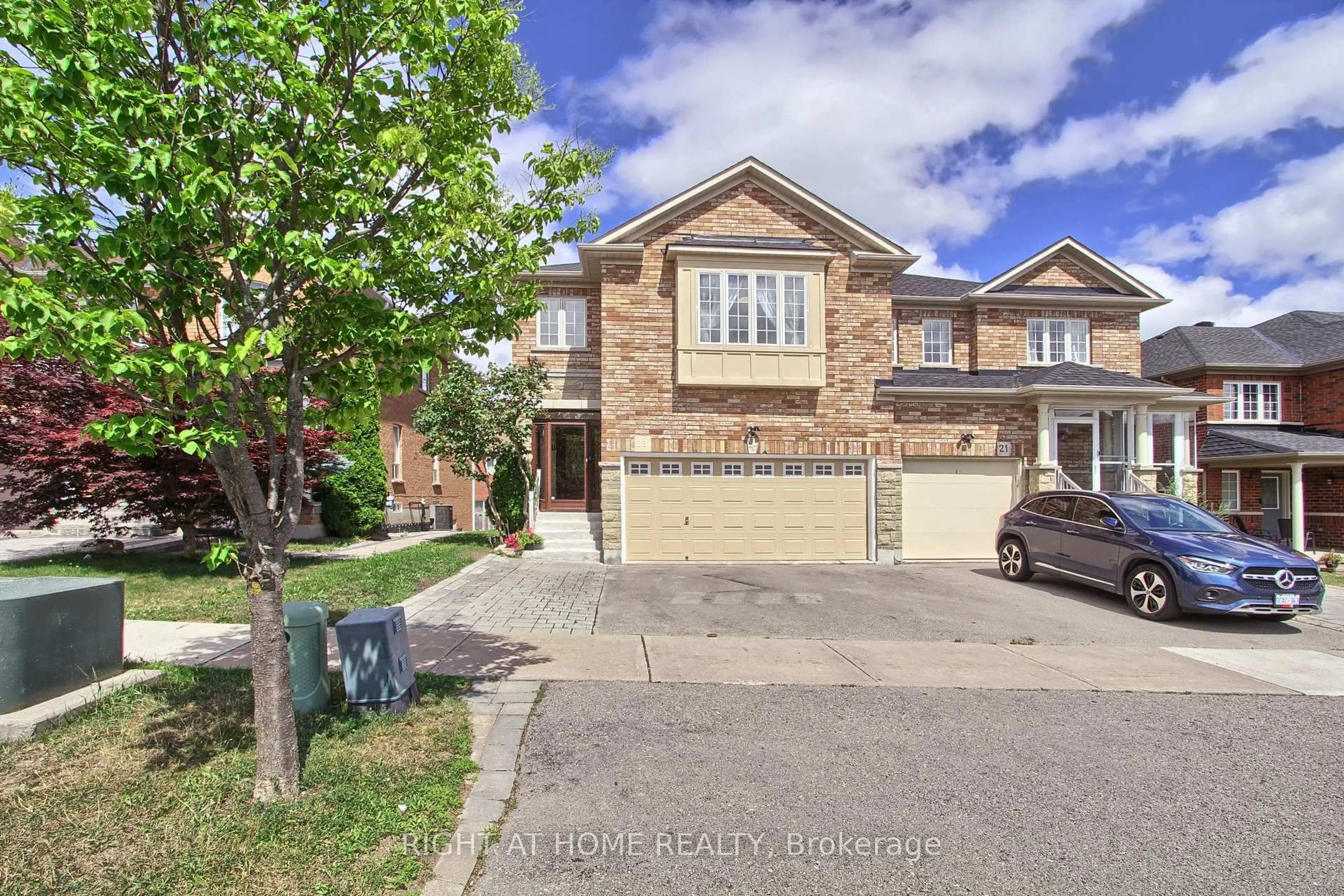A pic from outside/outdoor area/front of a property/back of a property/a pic from drone, street for 23 Maffey Cres, Richmond Hill Ontario L4S 0A7