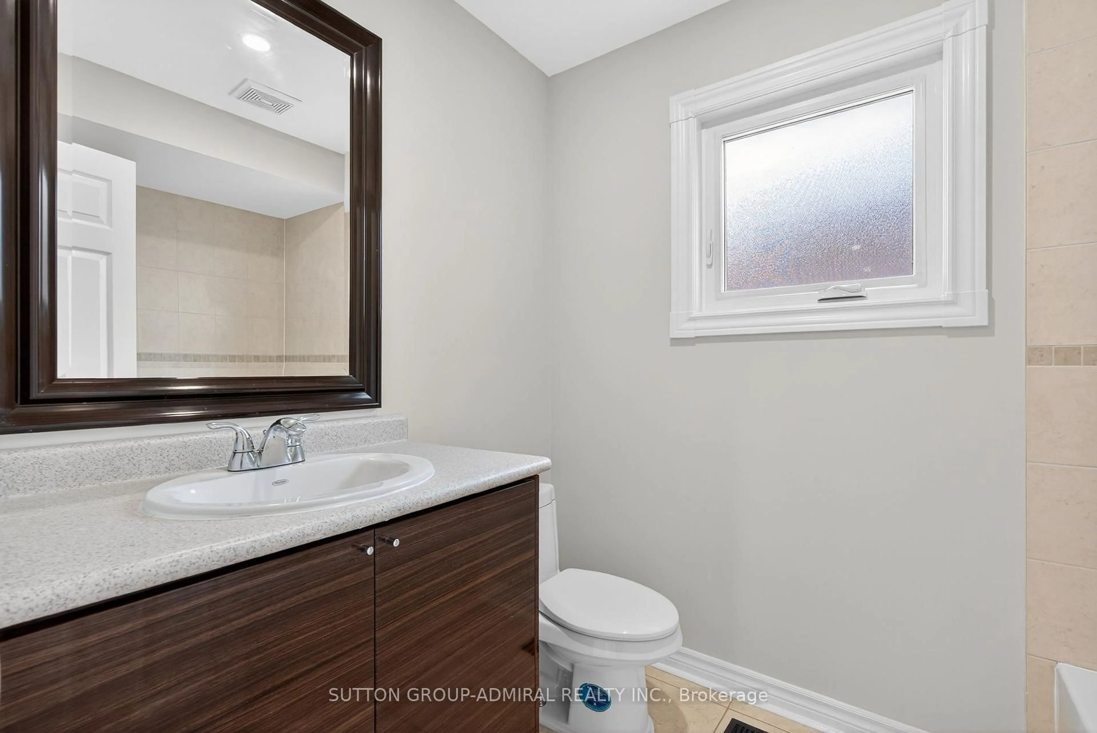 Standard bathroom, ceramic/tile floor for 43 Keremeos Cres, Richmond Hill Ontario L4C 9R9