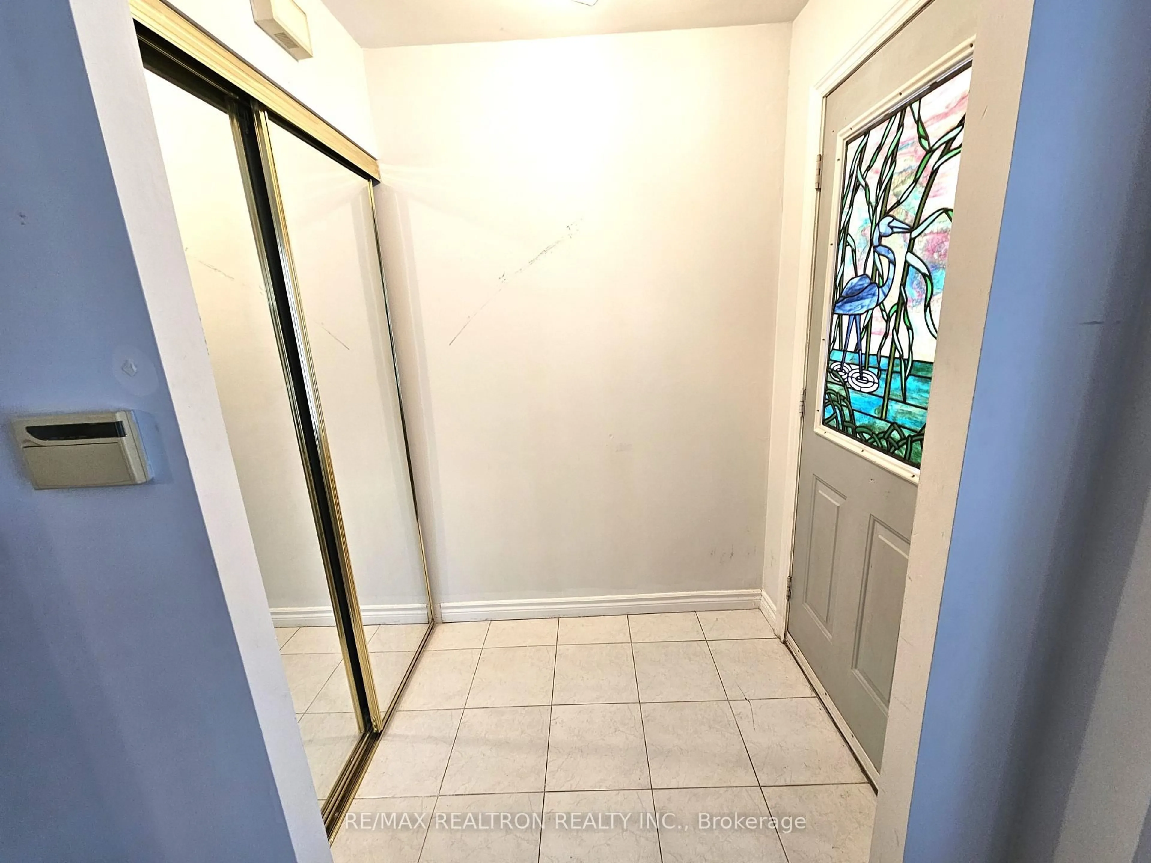 Indoor entryway for 151 Townsgate Dr #89, Vaughan Ontario L4J 8J7