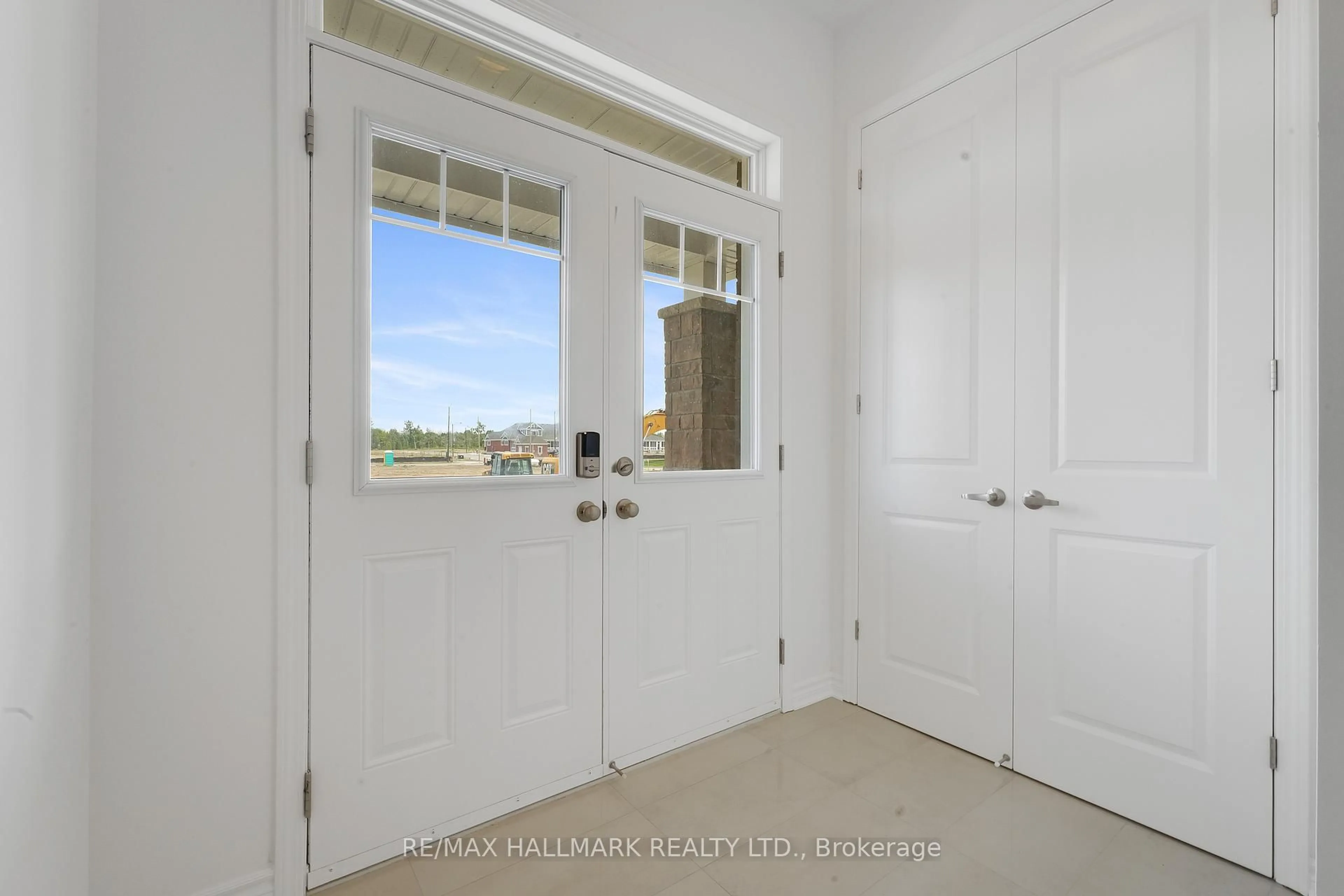 Indoor entryway for 630 Newlove St, Innisfil Ontario L9S 0S2