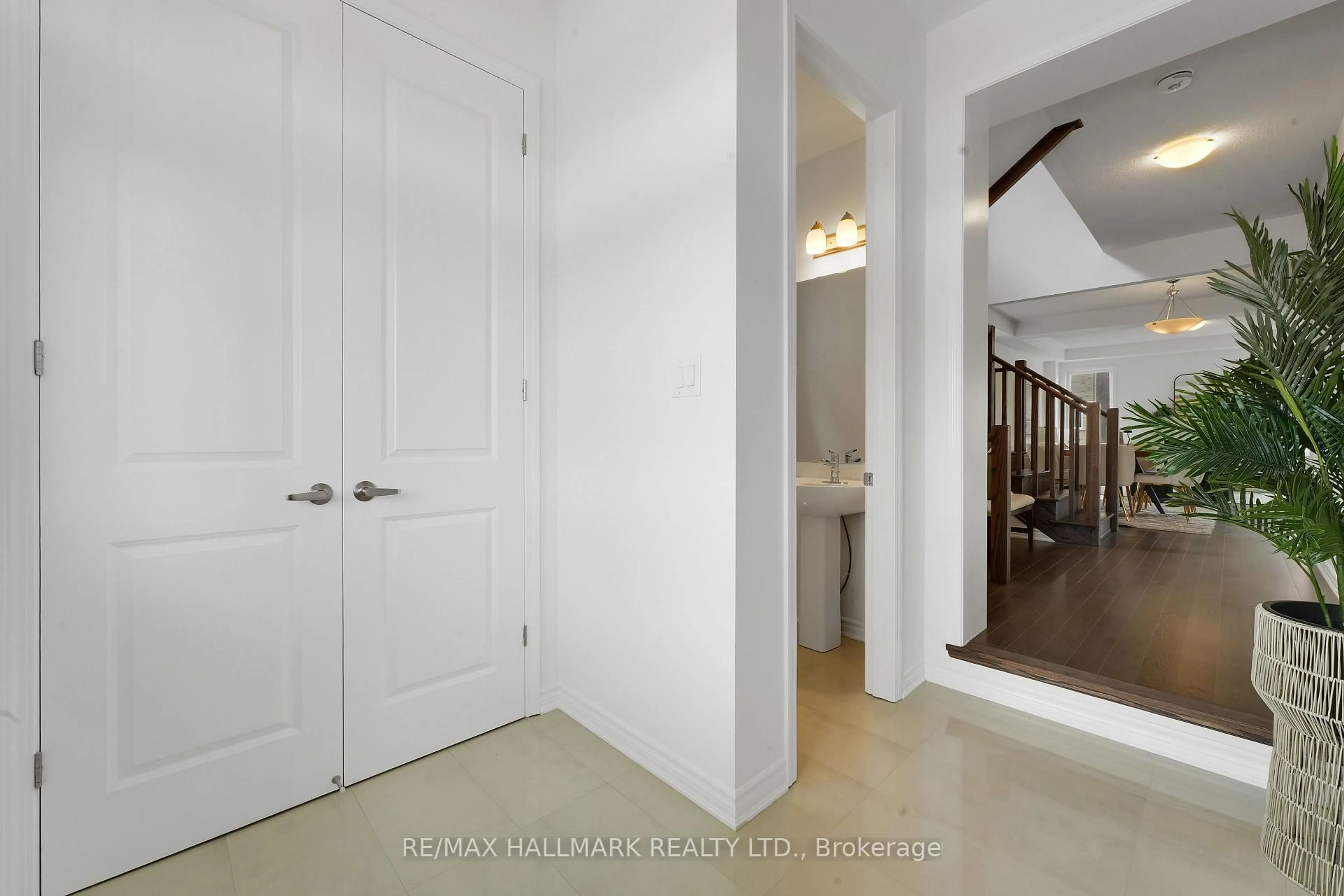 Indoor entryway for 630 Newlove St, Innisfil Ontario L9S 0S2