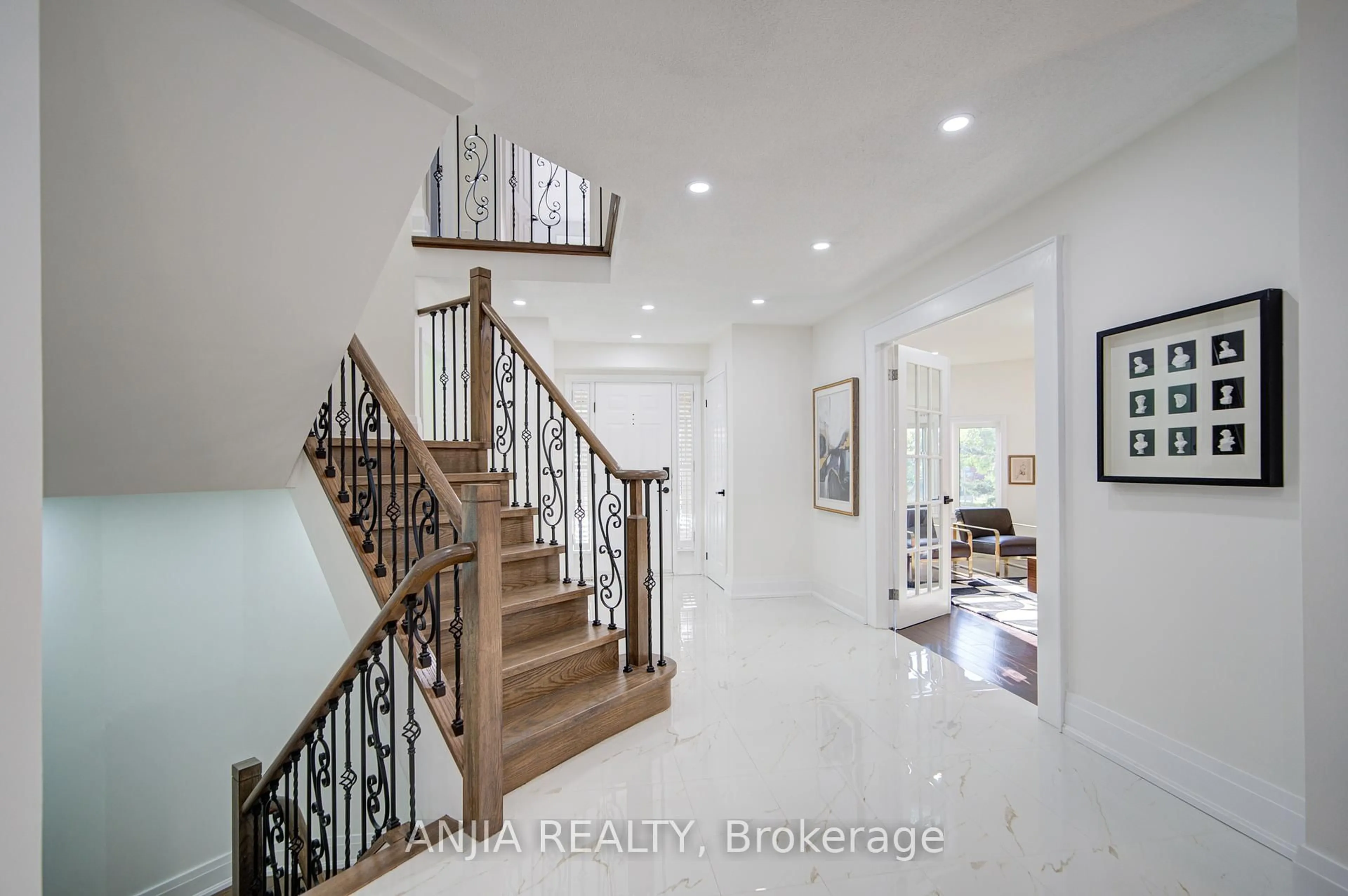 Indoor entryway for 78 Corby Rd, Markham Ontario L3R 8L1