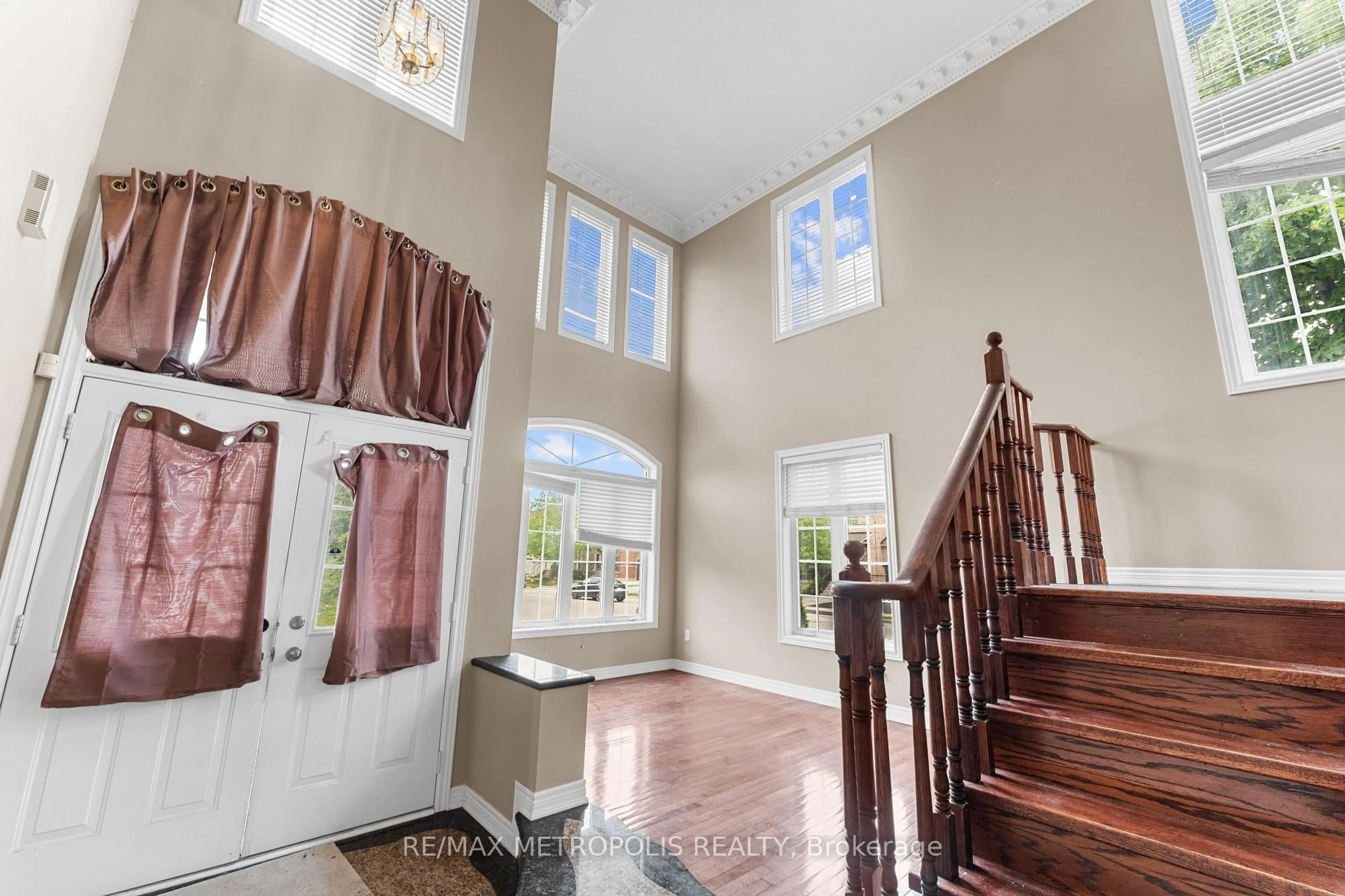 Indoor foyer for 1 St Etienne Dr, Vaughan Ontario L4H 2X4