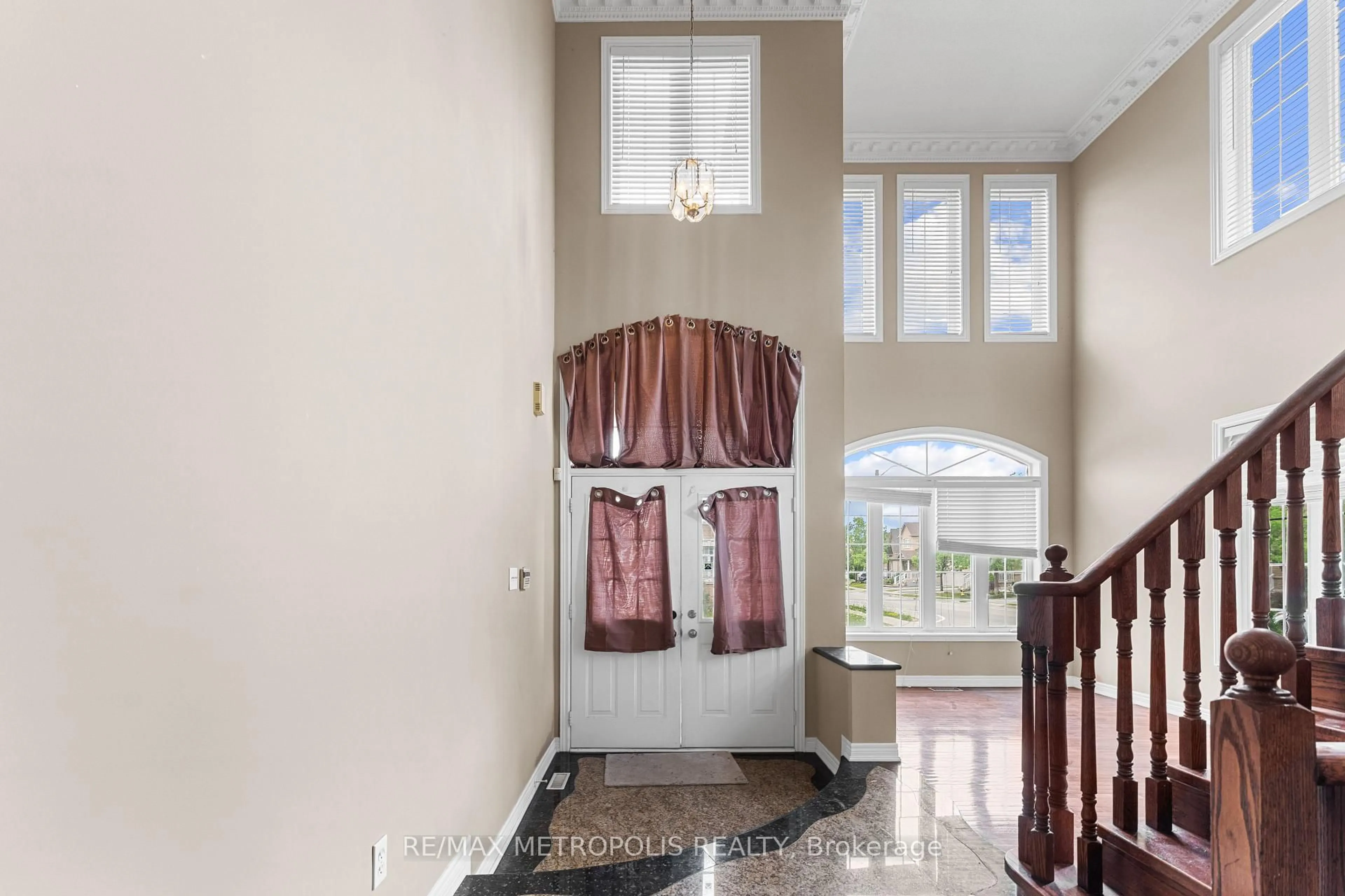 Indoor entryway for 1 St Etienne Dr, Vaughan Ontario L4H 2X4