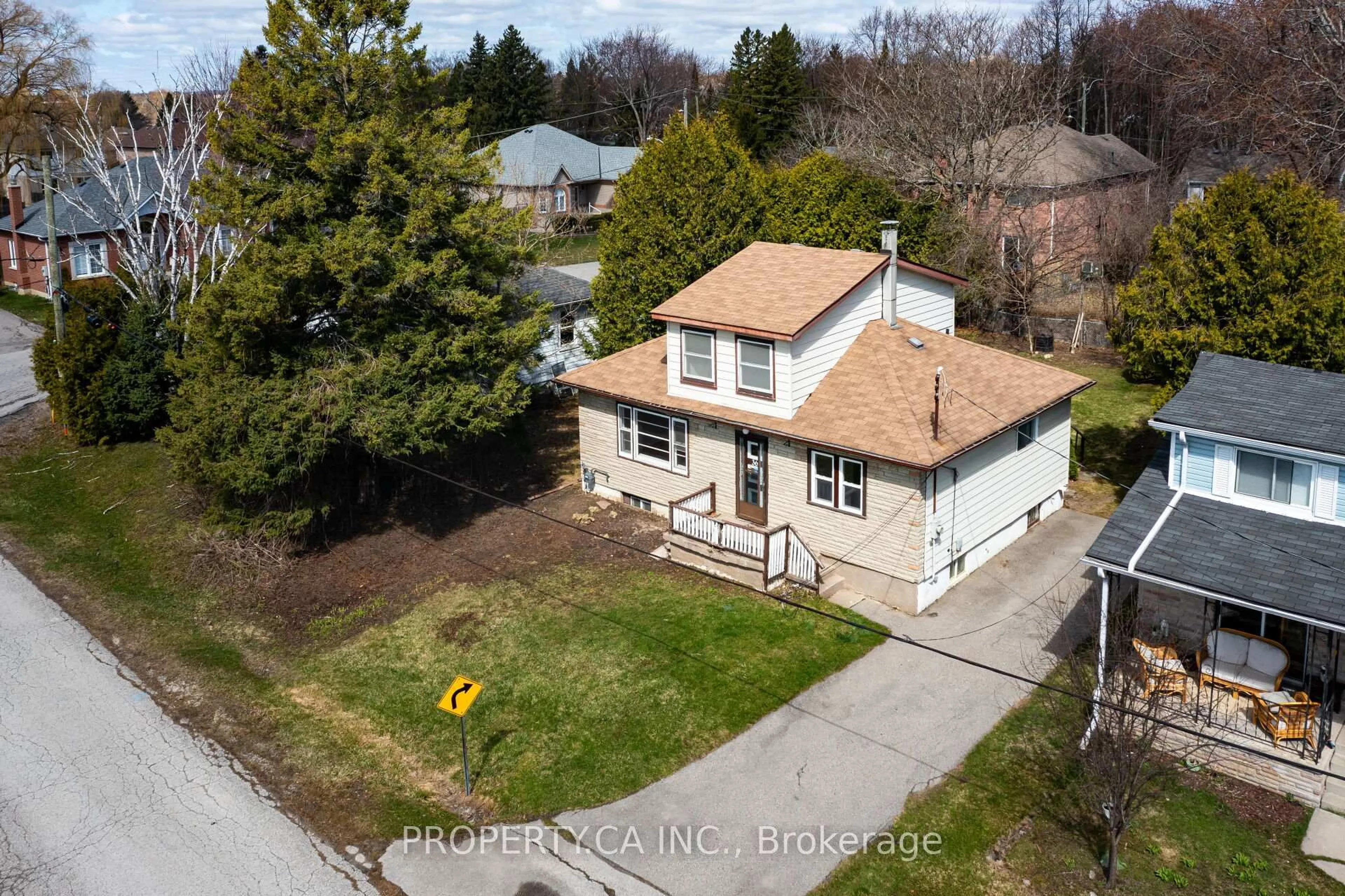 A pic from outside/outdoor area/front of a property/back of a property/a pic from drone, street for 36 Sylvan Cres, Richmond Hill Ontario L4E 3A1