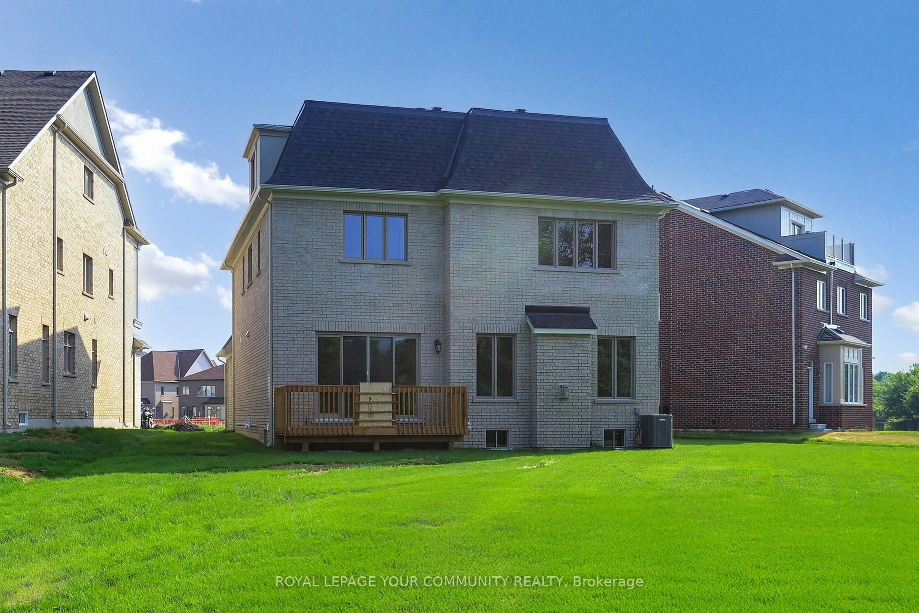 A pic from outside/outdoor area/front of a property/back of a property/a pic from drone, street for 61 Milky Way Dr, Richmond Hill Ontario L4C 4M9
